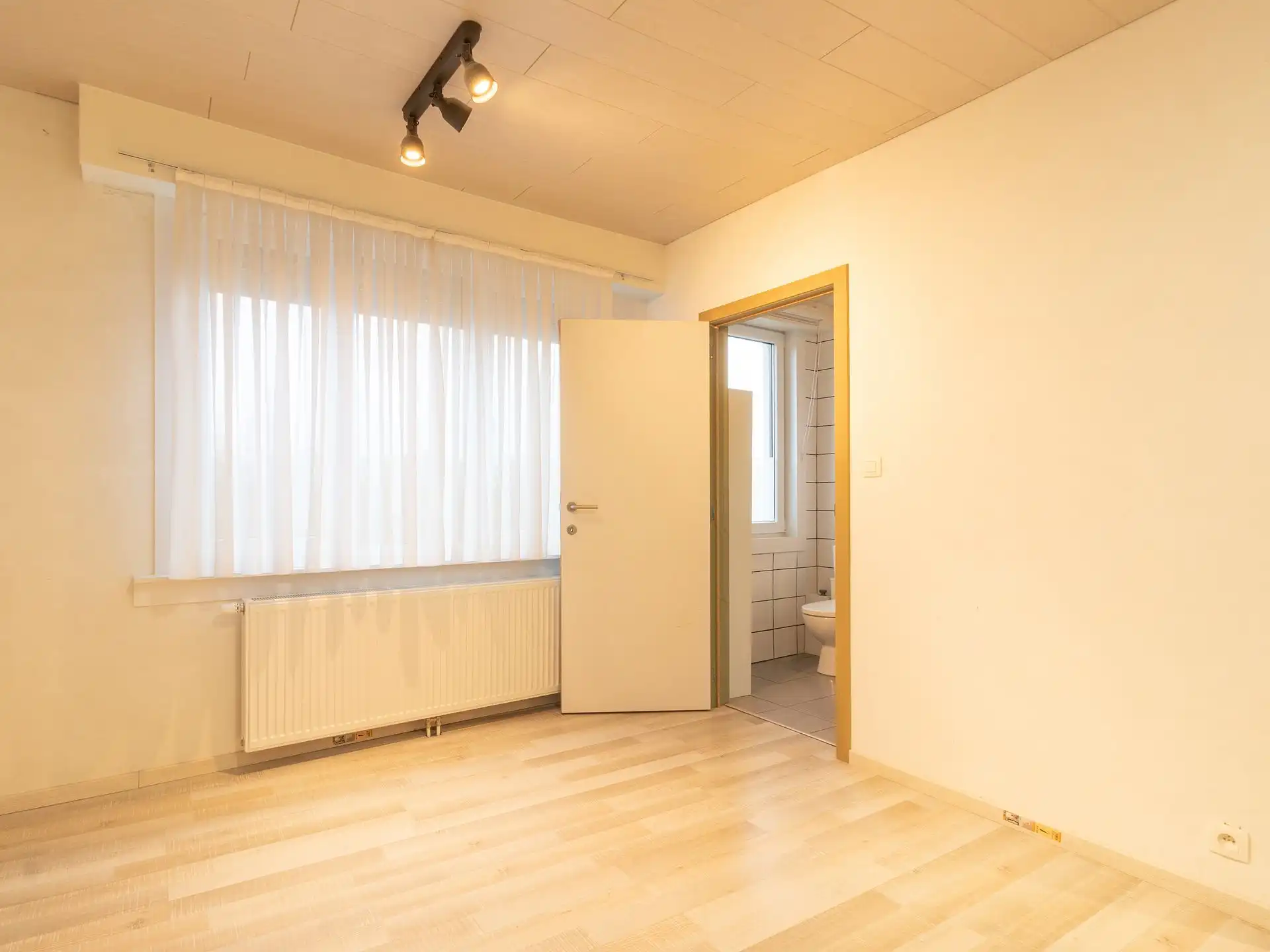 Instapklare halfopen bebouwing met werkplaats en tuin foto 11