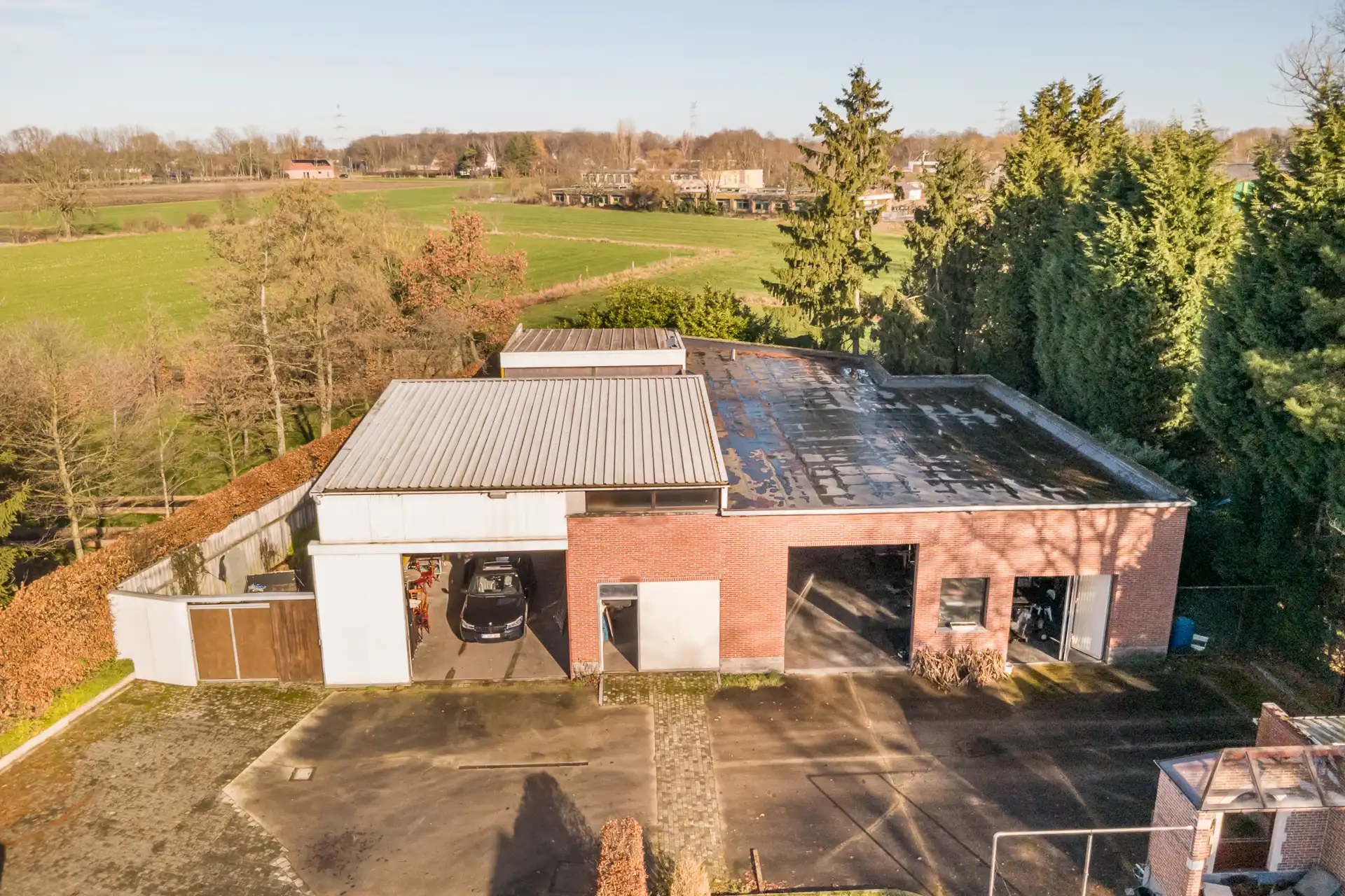 Ruime villa met garage en zwembad + bouwgrond + 2 magazijnen foto 8