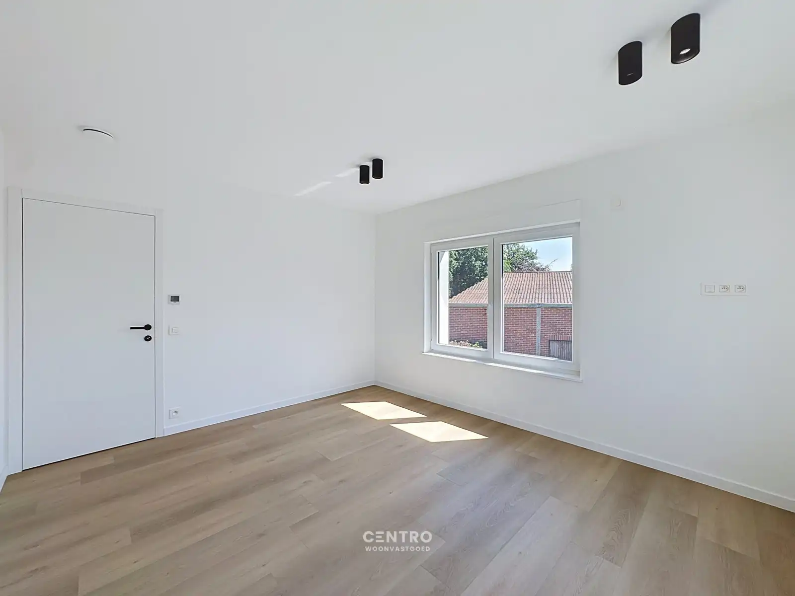 Gerenoveerde woning met 4 slpks, ZUIDger. tuin en ruime garagebox! foto 16