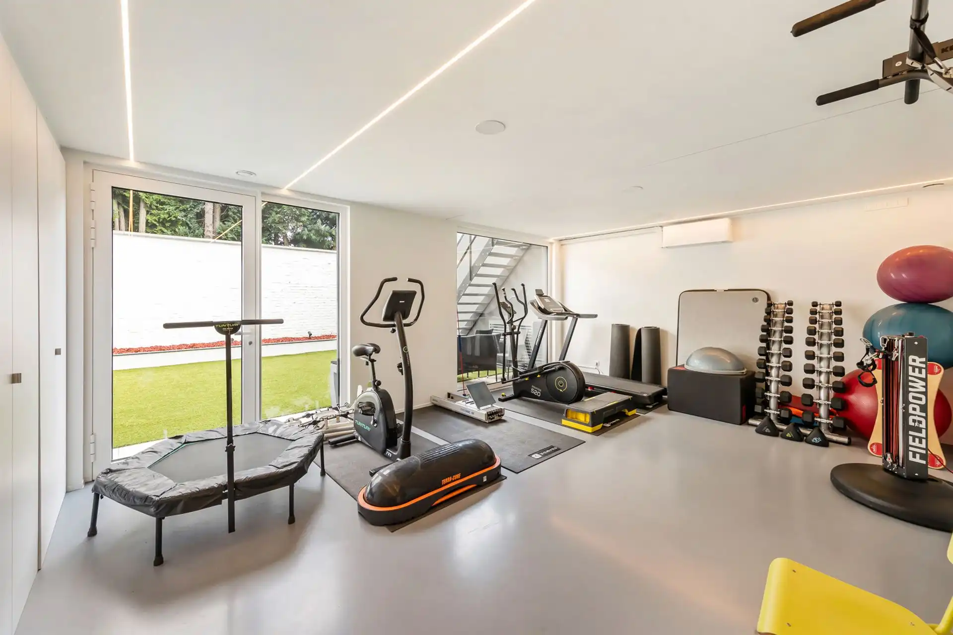 TOPGELEGEN commercieel handelspand met appartement. foto 4
