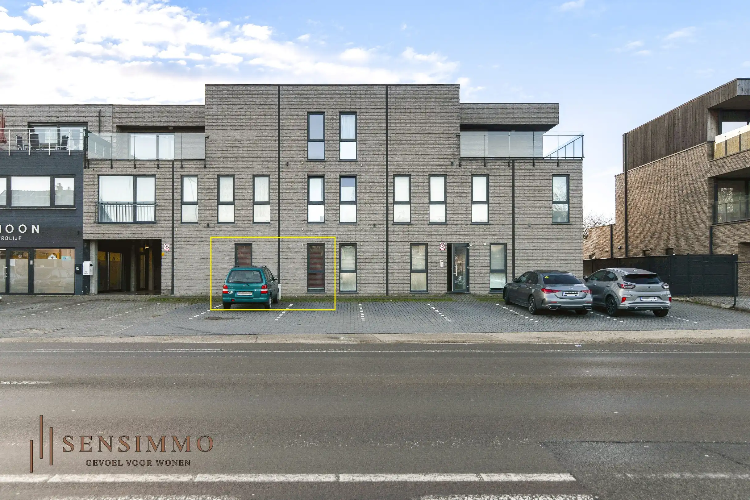 Gelijkvloers tweeslaapkamer appartement van 110m² met tuin, parking en kelderberging foto 2