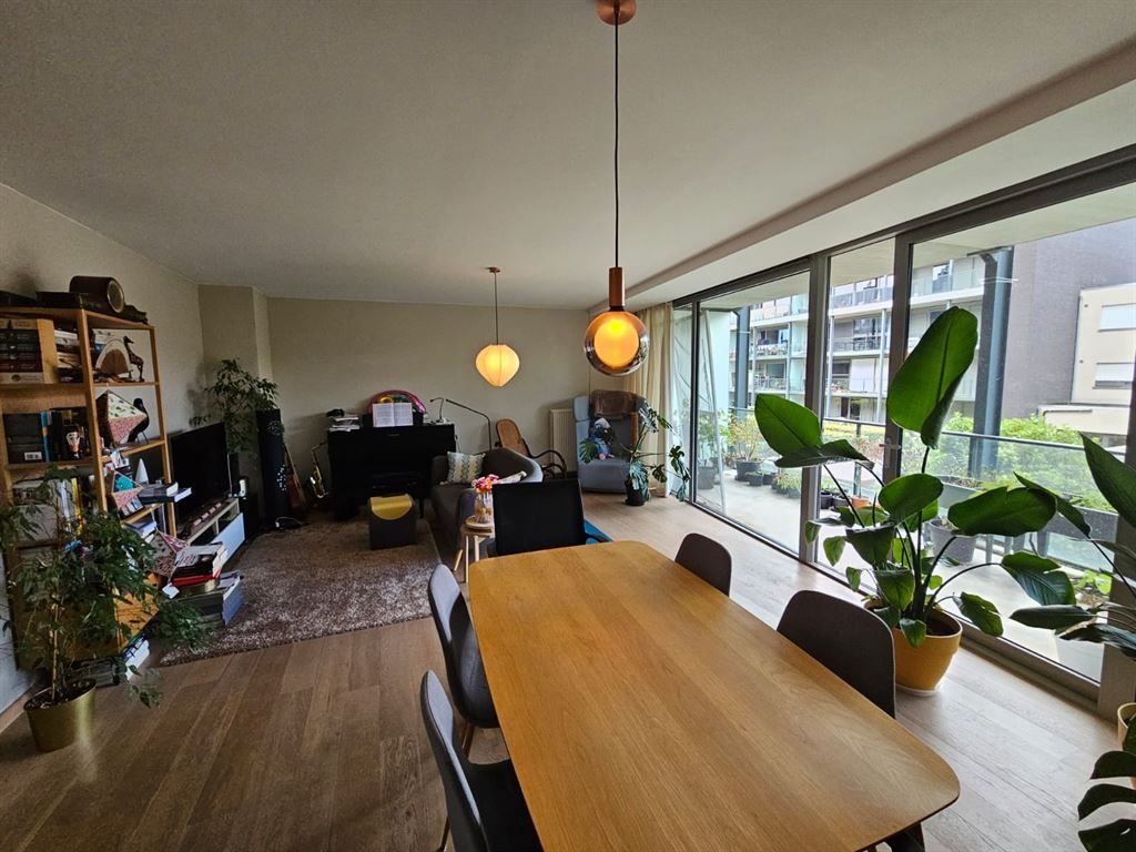 Mooi en lichtrijk appartement met 2 slaapkamers foto {{pictureIndex}}