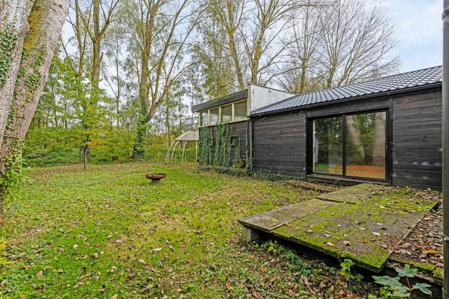 Volledig te verbouwen/slopen woning (bouwgrond) met 3 slaapkamers, inpandige garage, tuin en garagebox op een perceel van 1.154m² foto 4