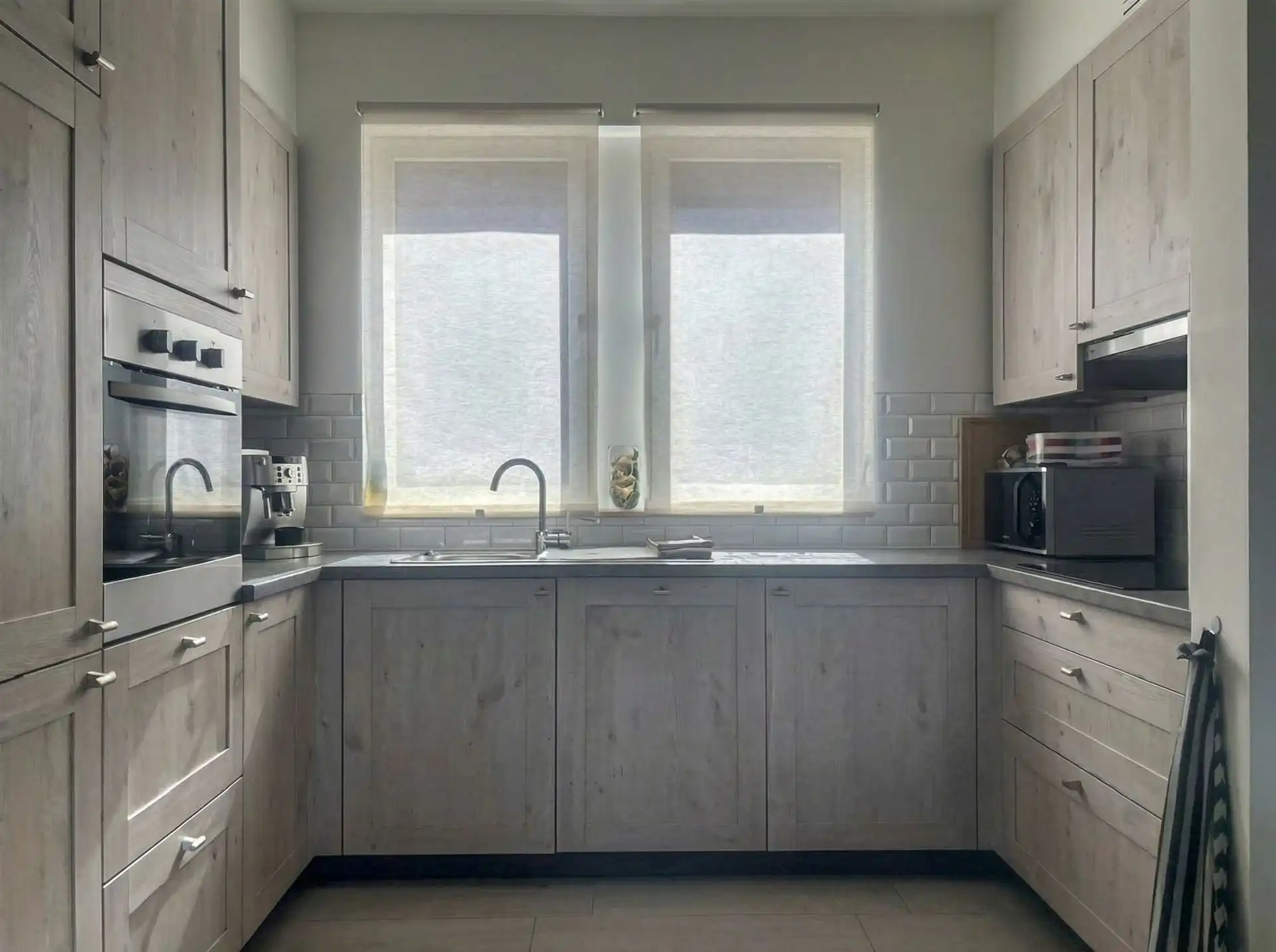 Instapklare, energiezuinige starterswoning met 2 slaapkamers, tuintje en ondergrondse parking op toplocatie in Maasmechelen! foto 7