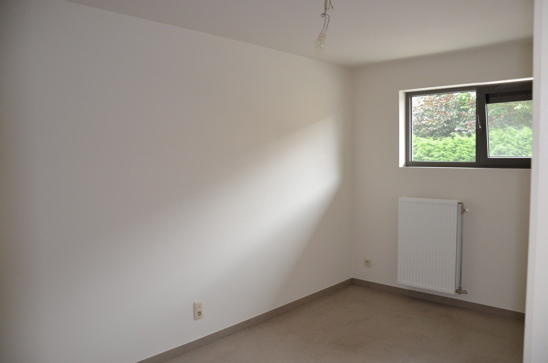 Gelijkvloers recent appartement met tuin. foto 12