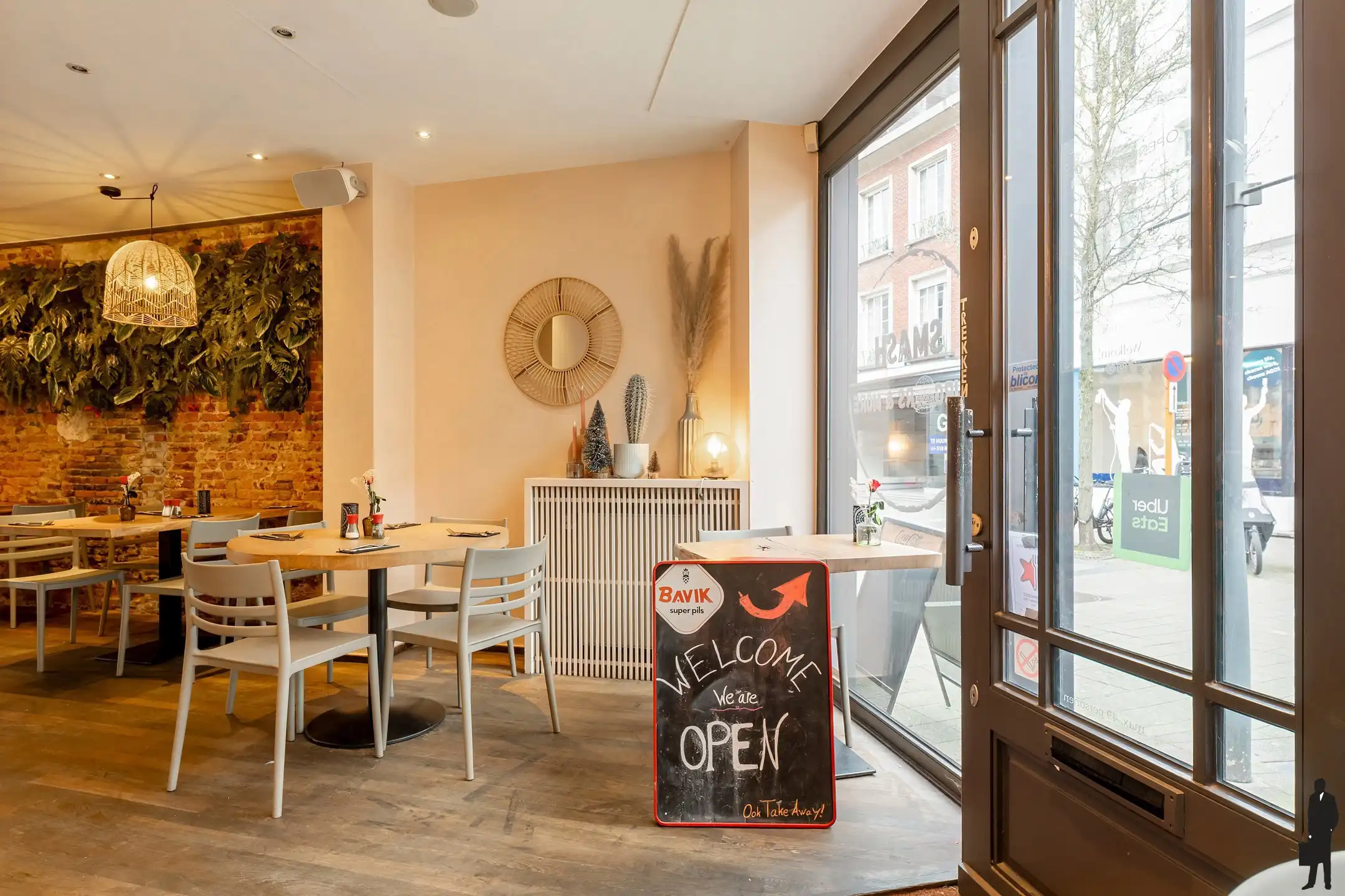 Handelszaak met ruim terras en bovenliggende woonst foto 4