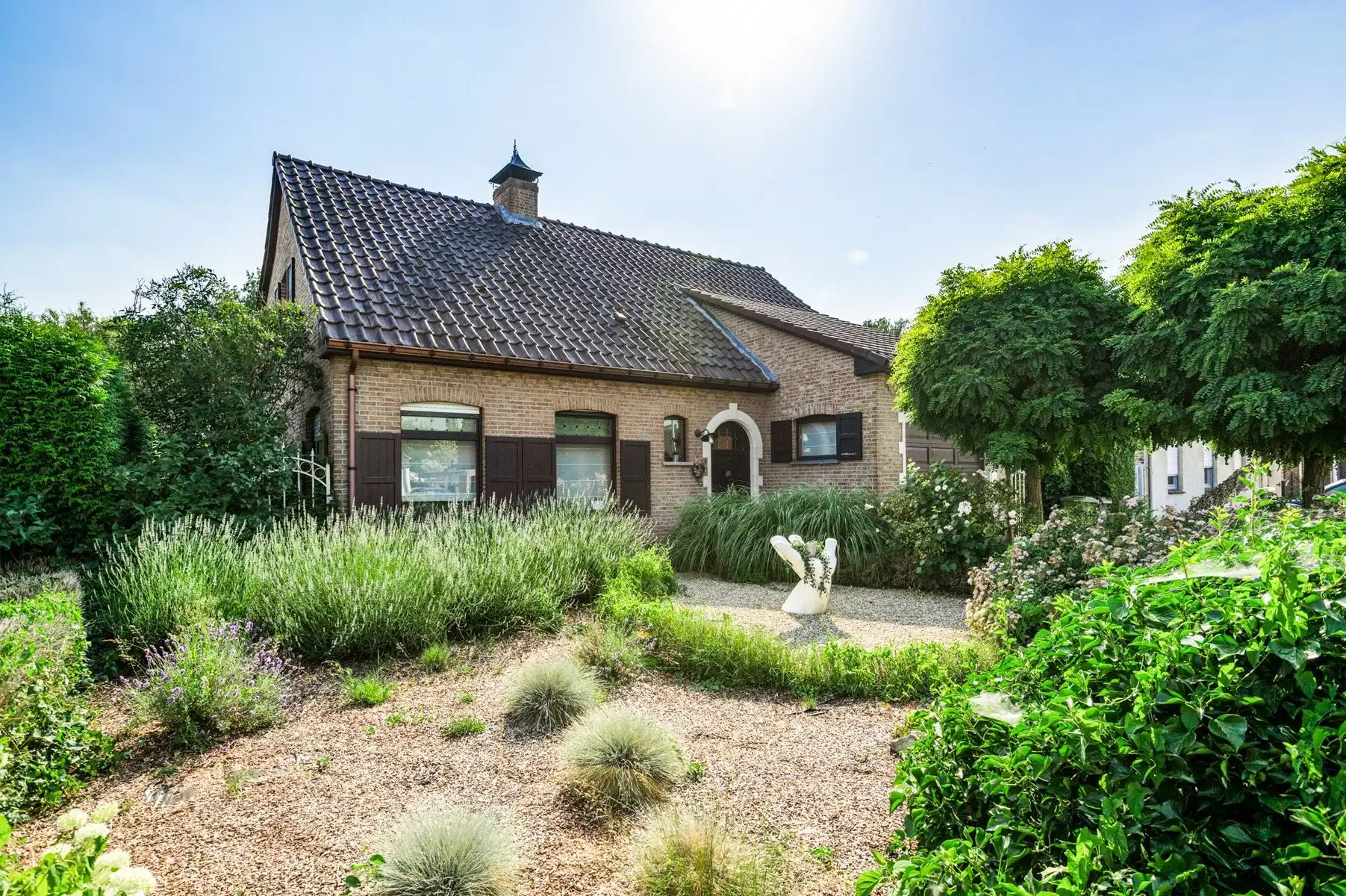 Charmante woning op zonnig perceel foto {{pictureIndex}}