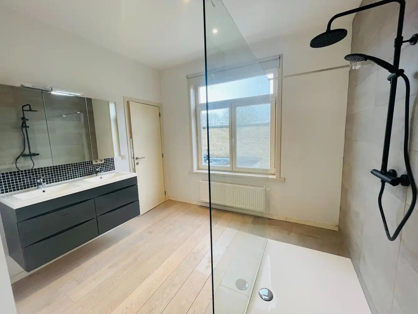 Brugge centrum, Instapklaar degelijk gerenoveerd energiezuinig  lichtrijk woonhuis  met 3 slaapkamers en koer foto 4