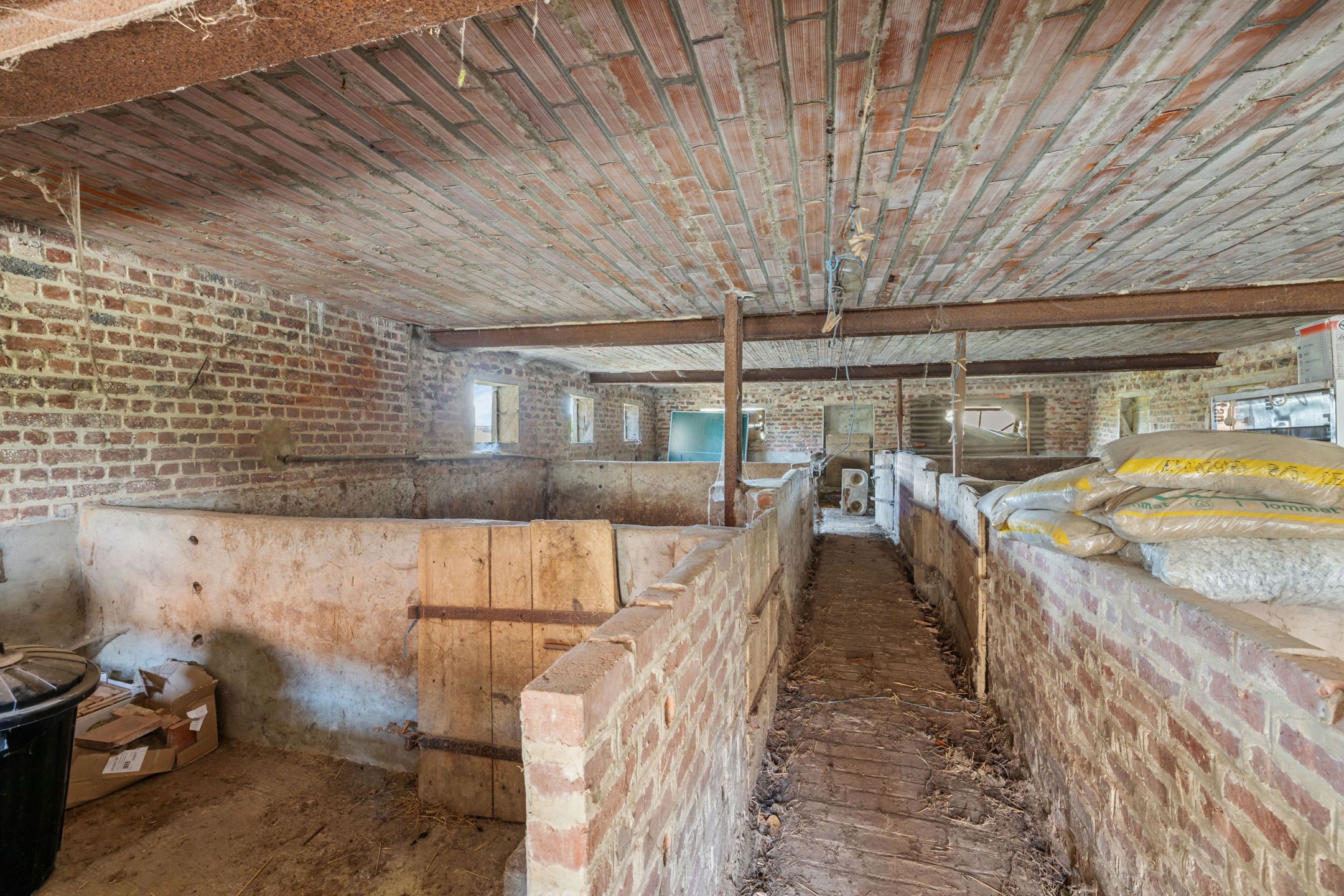 Te renoveren hoeve met schuur, loods en prachtige zichten foto 23