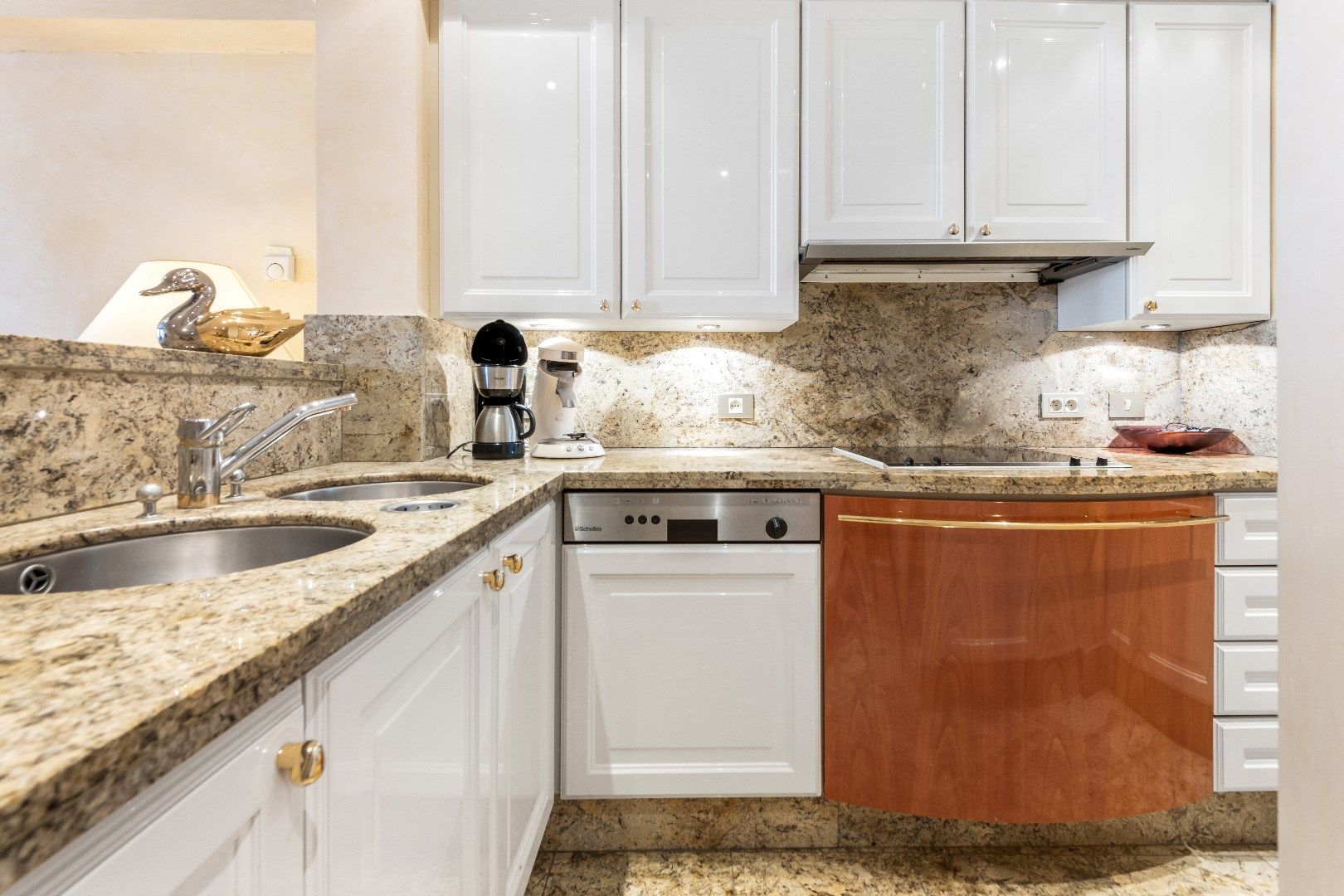 Luxueus ingericht appartement aan de zonnekant van de Dumortierlaan. Parking in het gebouw mgl. foto 9