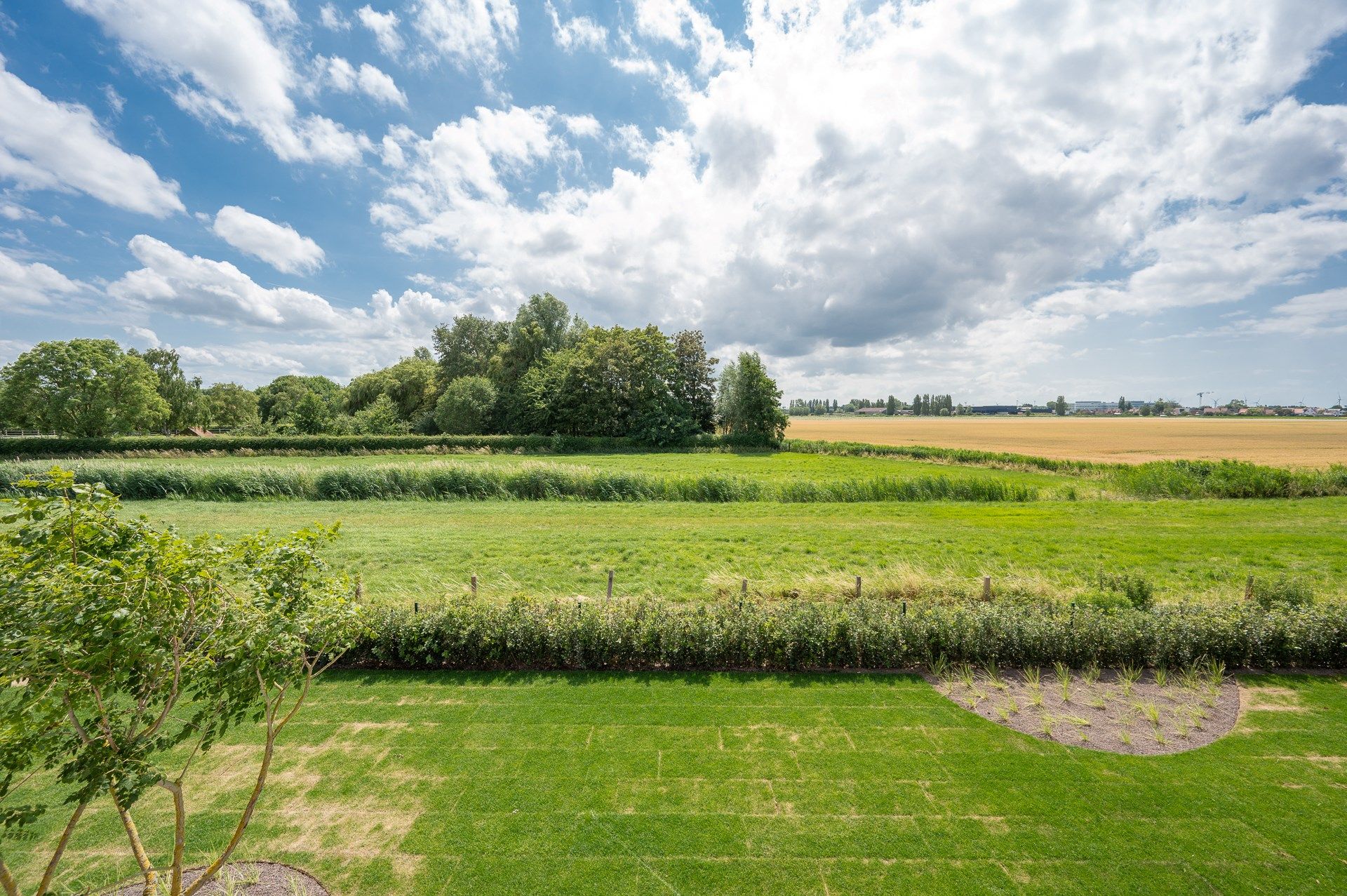 Prachtig gerenoveerde alleenstaande villa met zwembad en een OPEN ZICHT over de polders.  foto 35