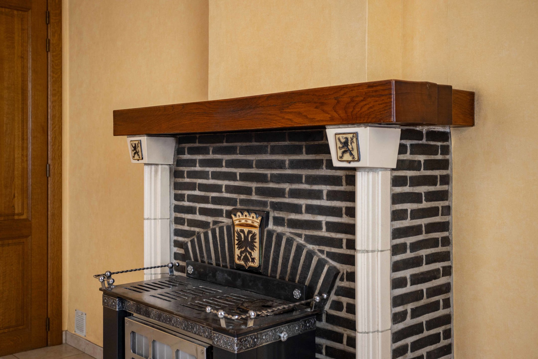  Verassend ruime, te renoveren woning in Ronse foto 8