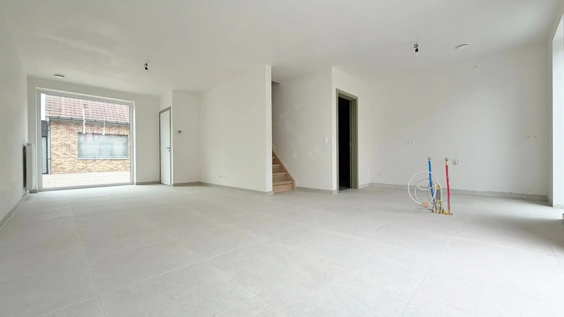 Energiezuinige instapklare rijwoning met garage en tuin, rustig en heel centraal gelegen ( 6% BTW )  foto 2