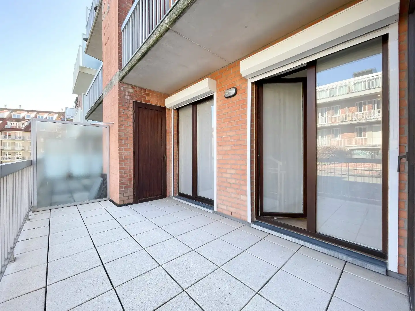 Aangenaam appartement met groot zonneterras gelegen in een rustige zijstraat van de Dumortierlaan. Parking mogelijk. foto 11