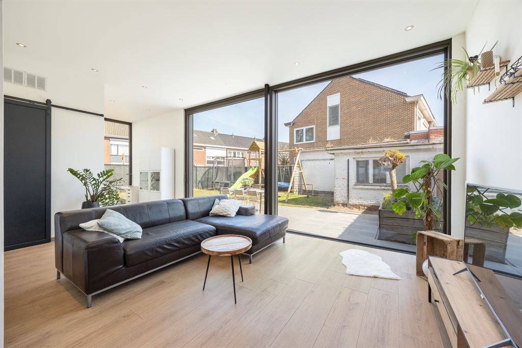 Instapklare woning met garage en gezellige tuin foto {{pictureIndex}}