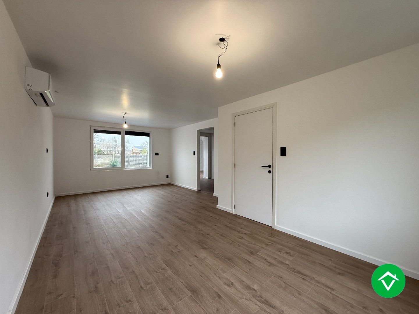 Ruim, gerenoveerde woning met 3 slaapkamers, garage en tuin in een rustige woonwijk te Roeselare! foto 3