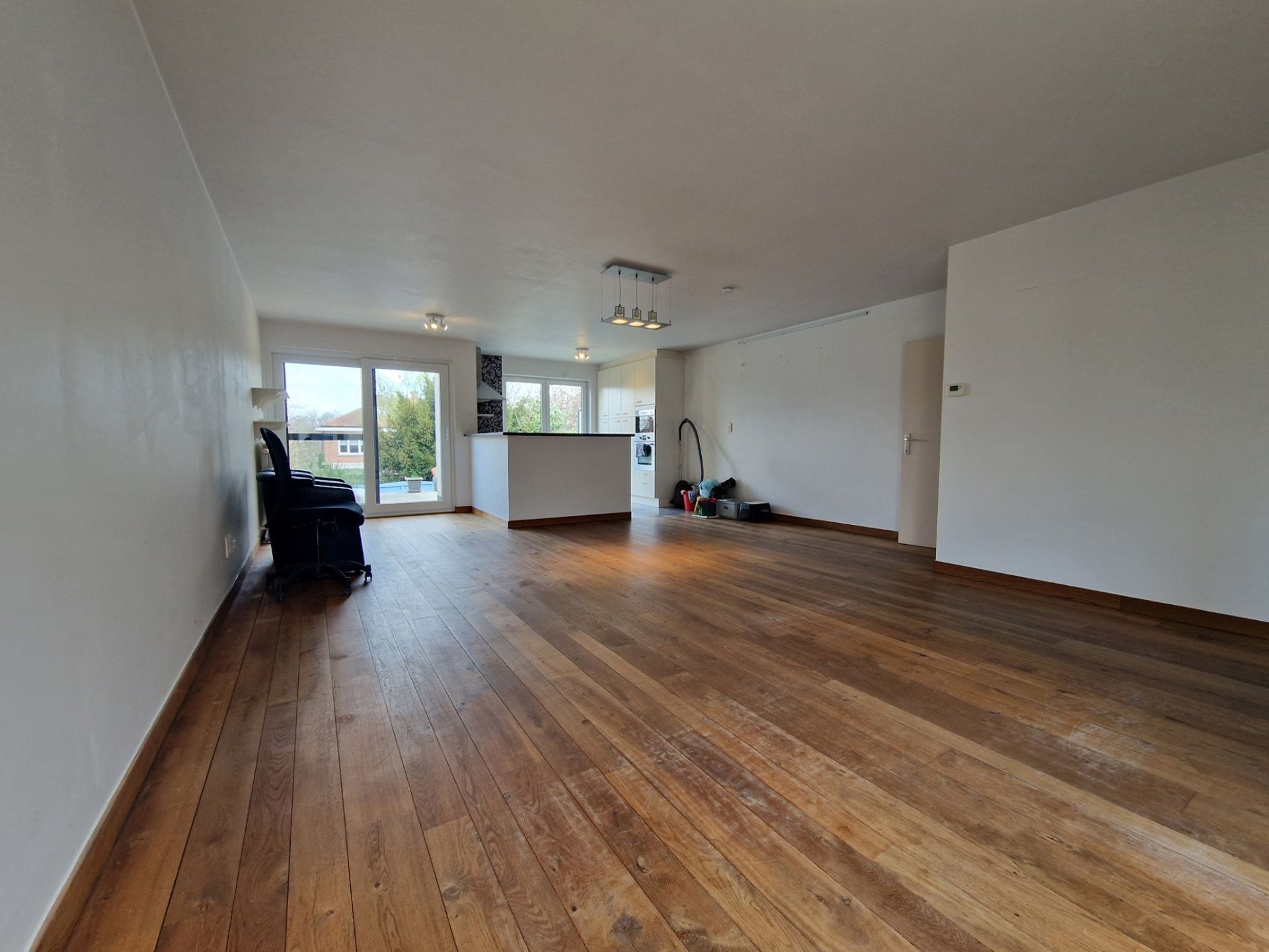 Ruime woning met 3 slaapkamers op uitstekende ligging foto 2