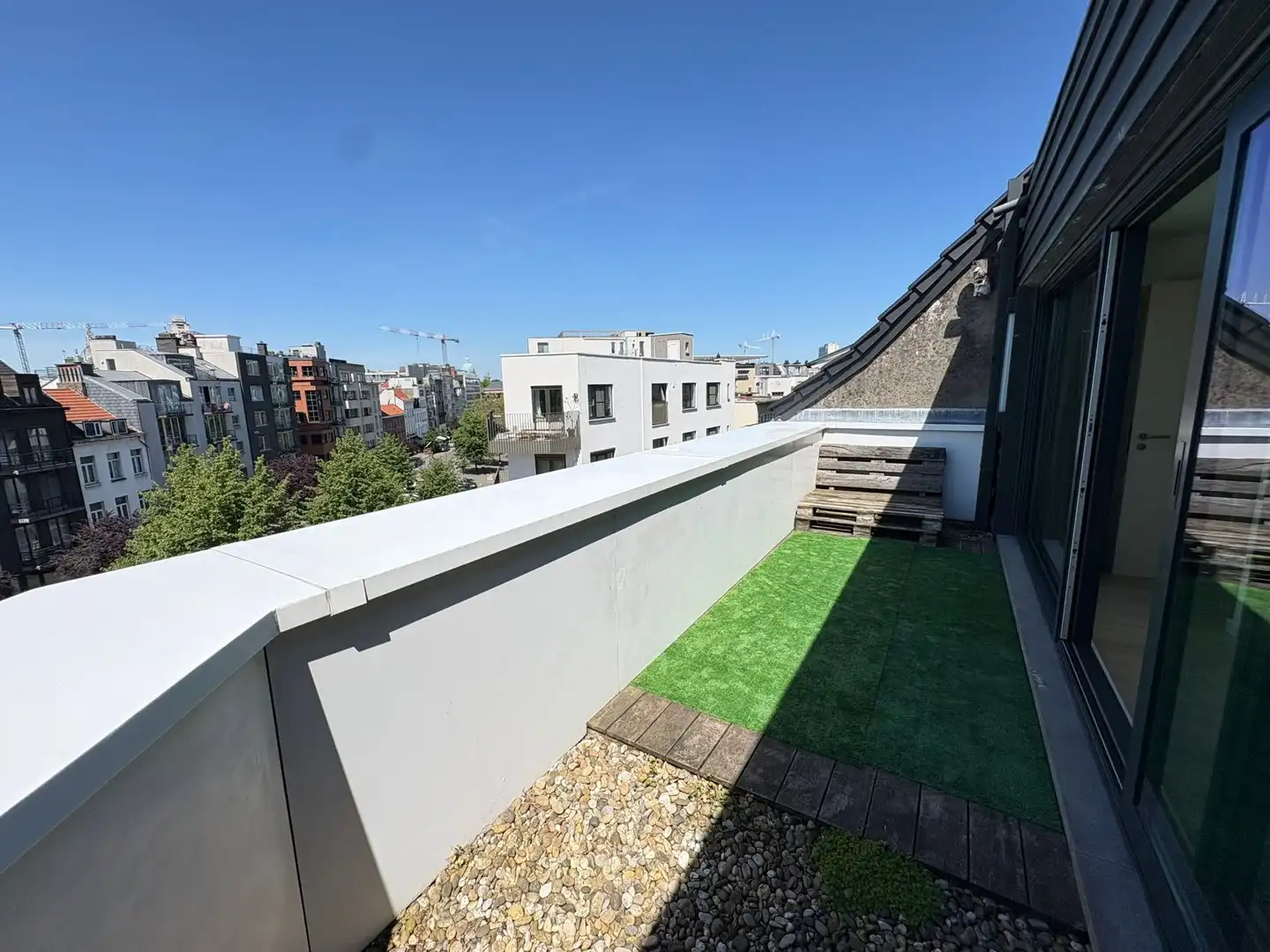 RUIME STUDIO OP VIERDE VERDIEPING MET RUIM TERRAS foto 5