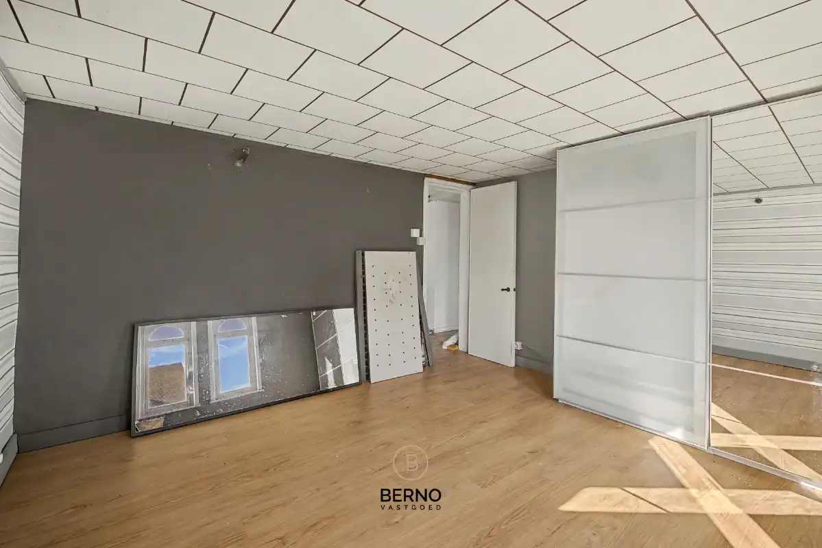 Te renoveren gezinswoning met uitgestrekte tuin en opslagplaats. foto 16