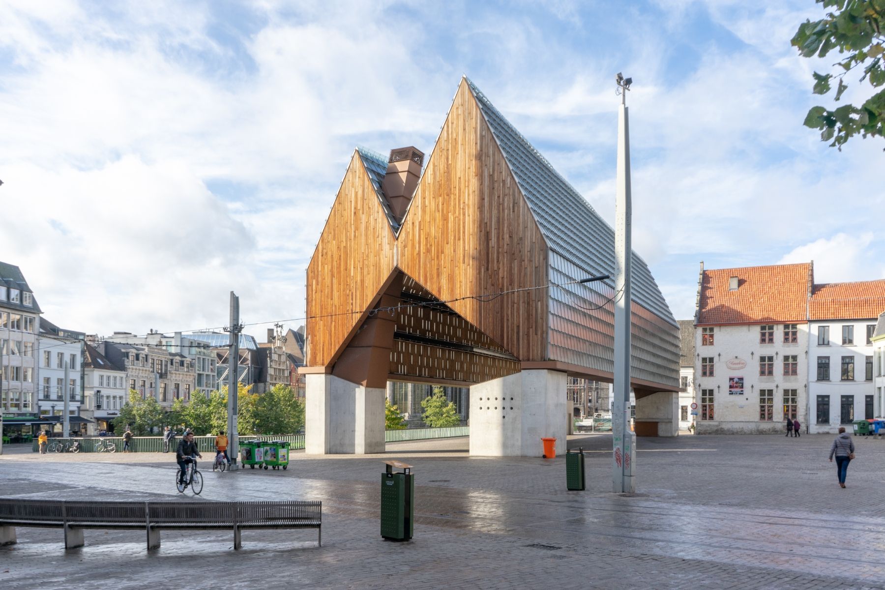 Uniek gelegen gerenoveerd appartement in hartje Gent op het Sint-Baafsplein foto 31