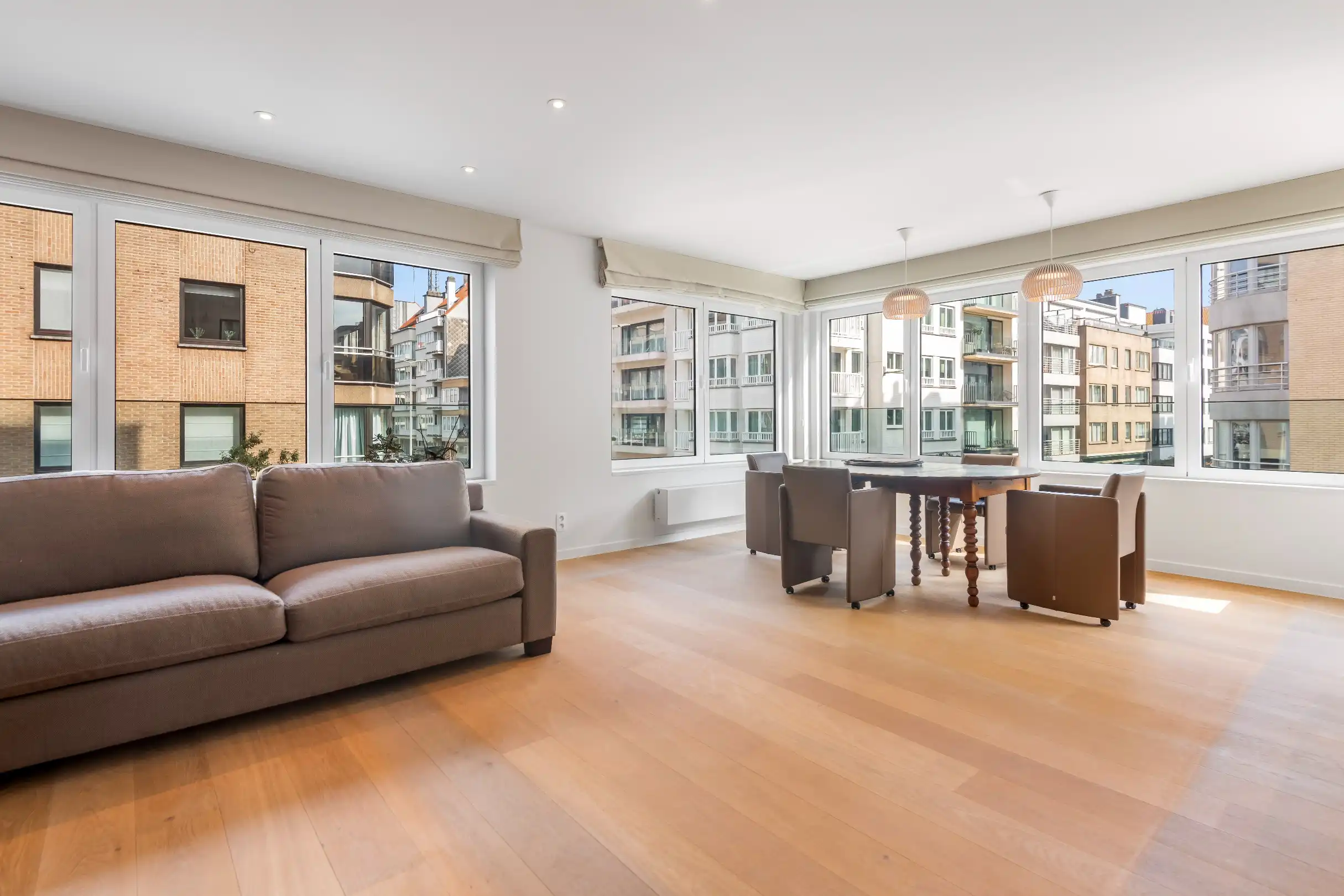 Recent mooi afgewerkt hoekappartement op wandelafstand van de zee. Inpandige parking te koop foto 3