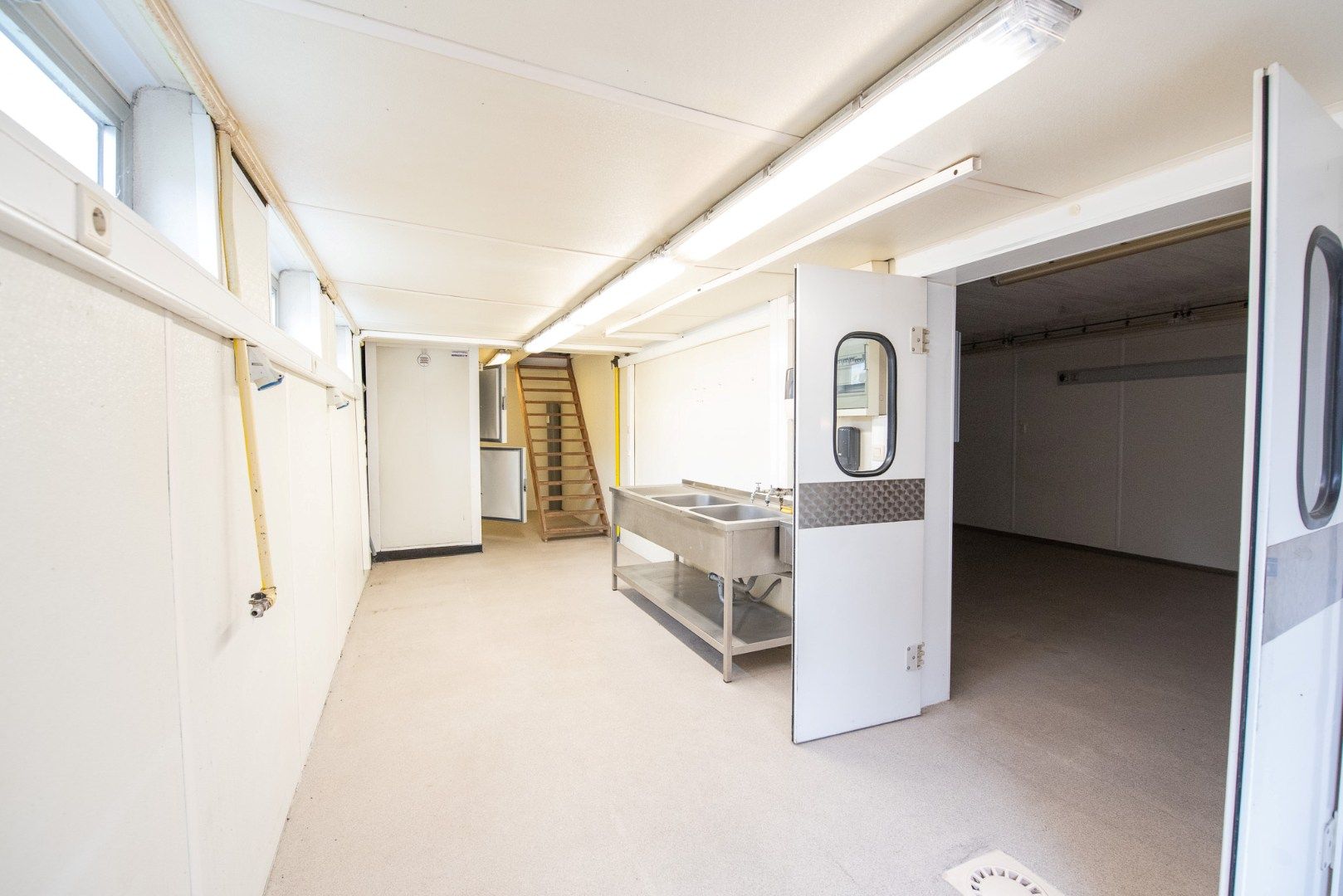 Handelspand (woonst, winkel en opslagplaats) te huur  in het centrum te Waregem!  foto 7
