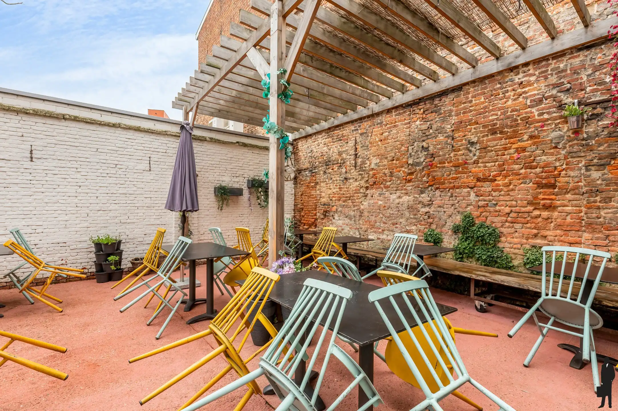 Handelszaak met ruim terras en bovenliggende woonst foto 8