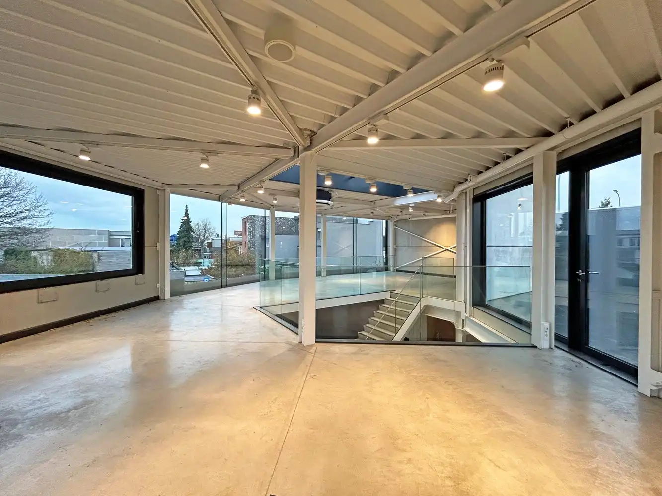 Modern en lichtrijk handelspand/kantoor met magazijn (300m²) te huur in Wijnegem! foto 9