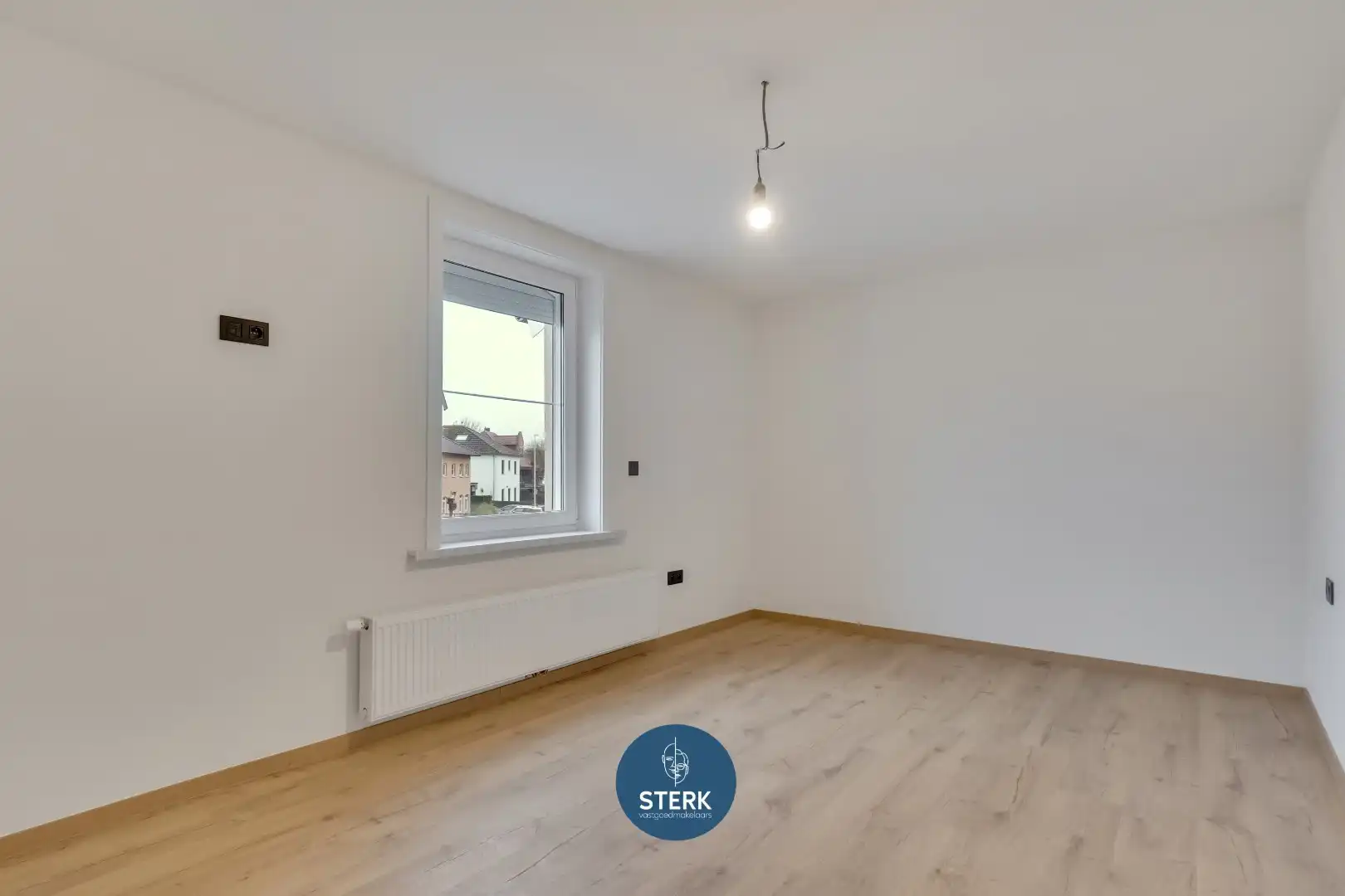MODERN GERENOVEERDE GEZINSWONING MET 5 SLPKS + 2 BADKAMERS TE LANAKEN !  foto 17
