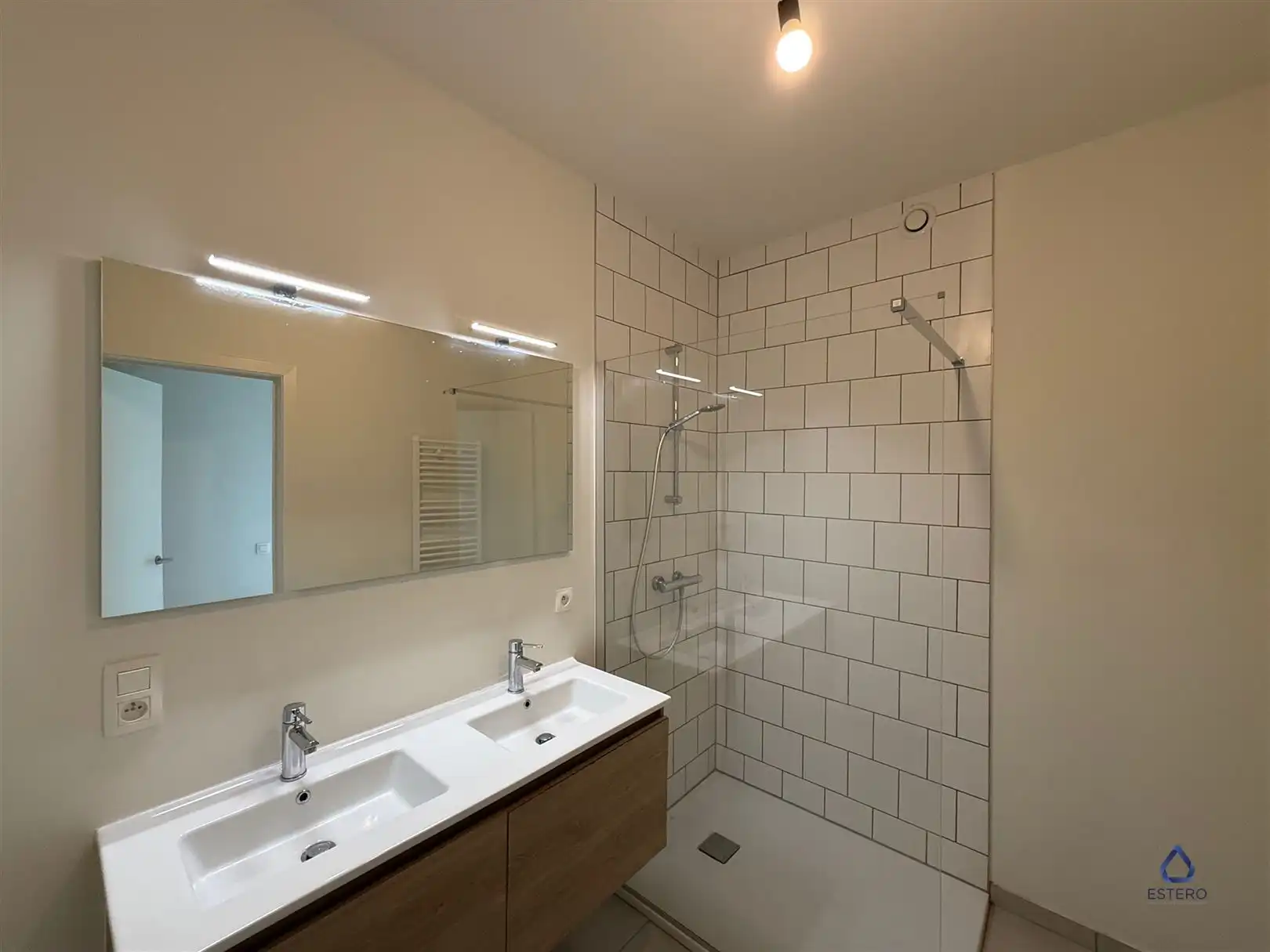 Modern 2-slaapkamerappartement met terras en zicht op groen foto 14