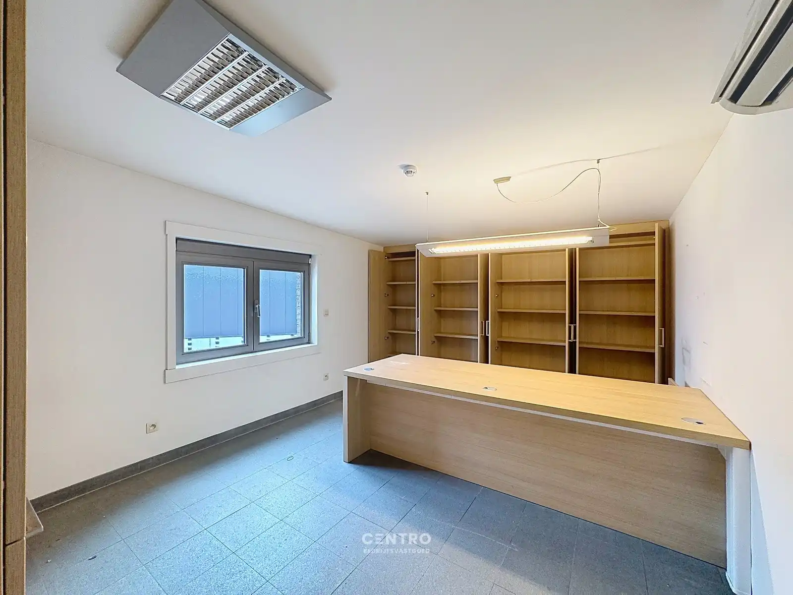Modern KANTOORRUIMTE te HUUR met ruime parkeergelegenheid voor de deur. Op toplocatie in Oostkamp! foto 9
