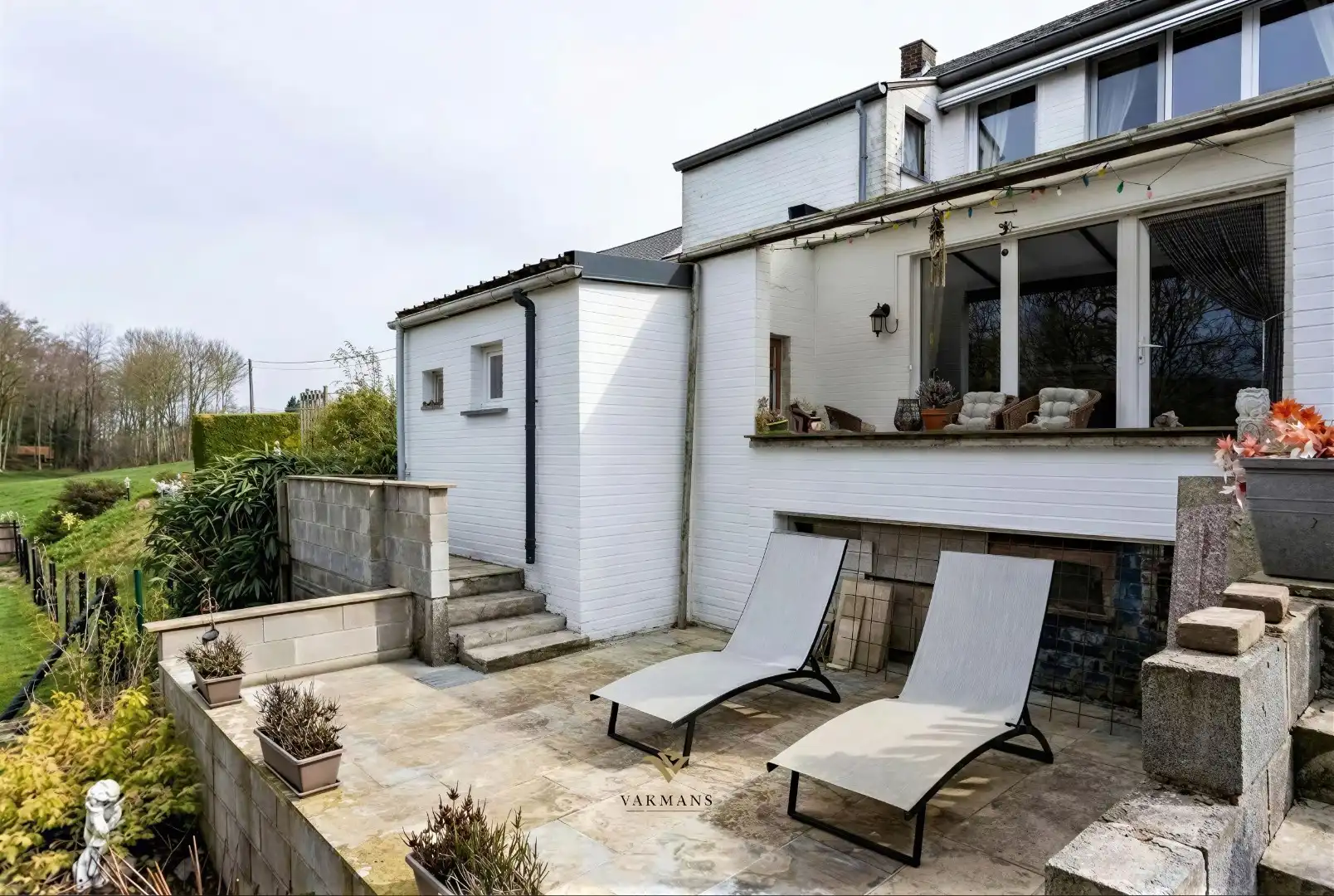 Ruime alleenstaande woning met garage in heuvelachtige omgeving foto 49