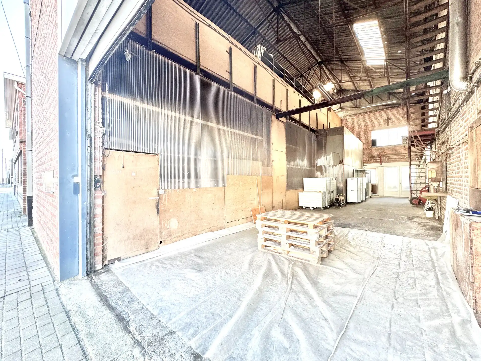 MAGAZIJN MET TWEEWOONST - 1.052 M² foto 3