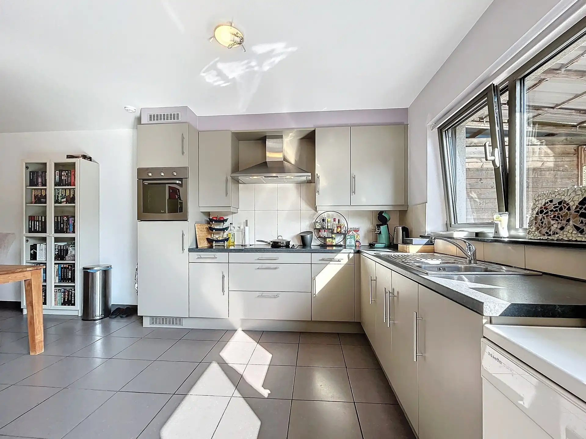 Centraal gelegen handelspand met 3 appartementen! foto 6