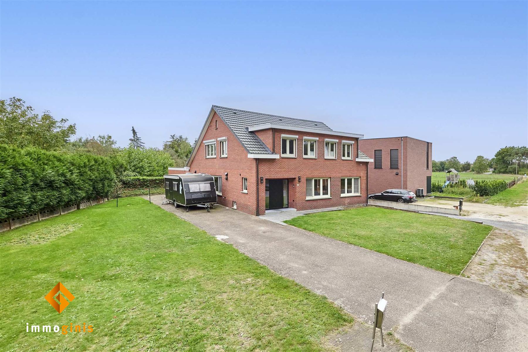 Ruime gerenoveerde woning met paardenfaciliteiten op een perceel van 71a44ca. foto 3