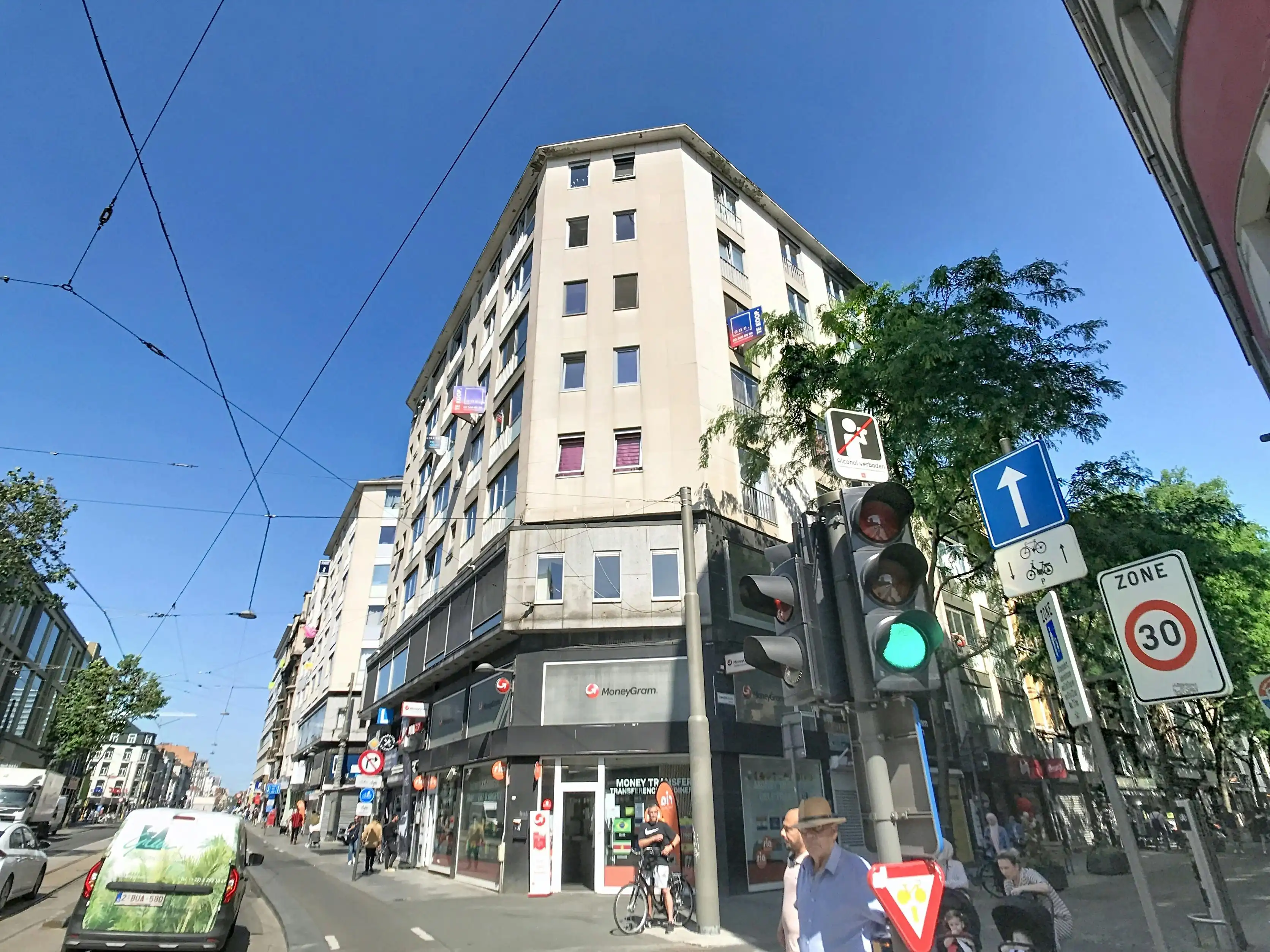 Gerenoveerd één slaapkamer appartement te koop in Antwerpen foto 20