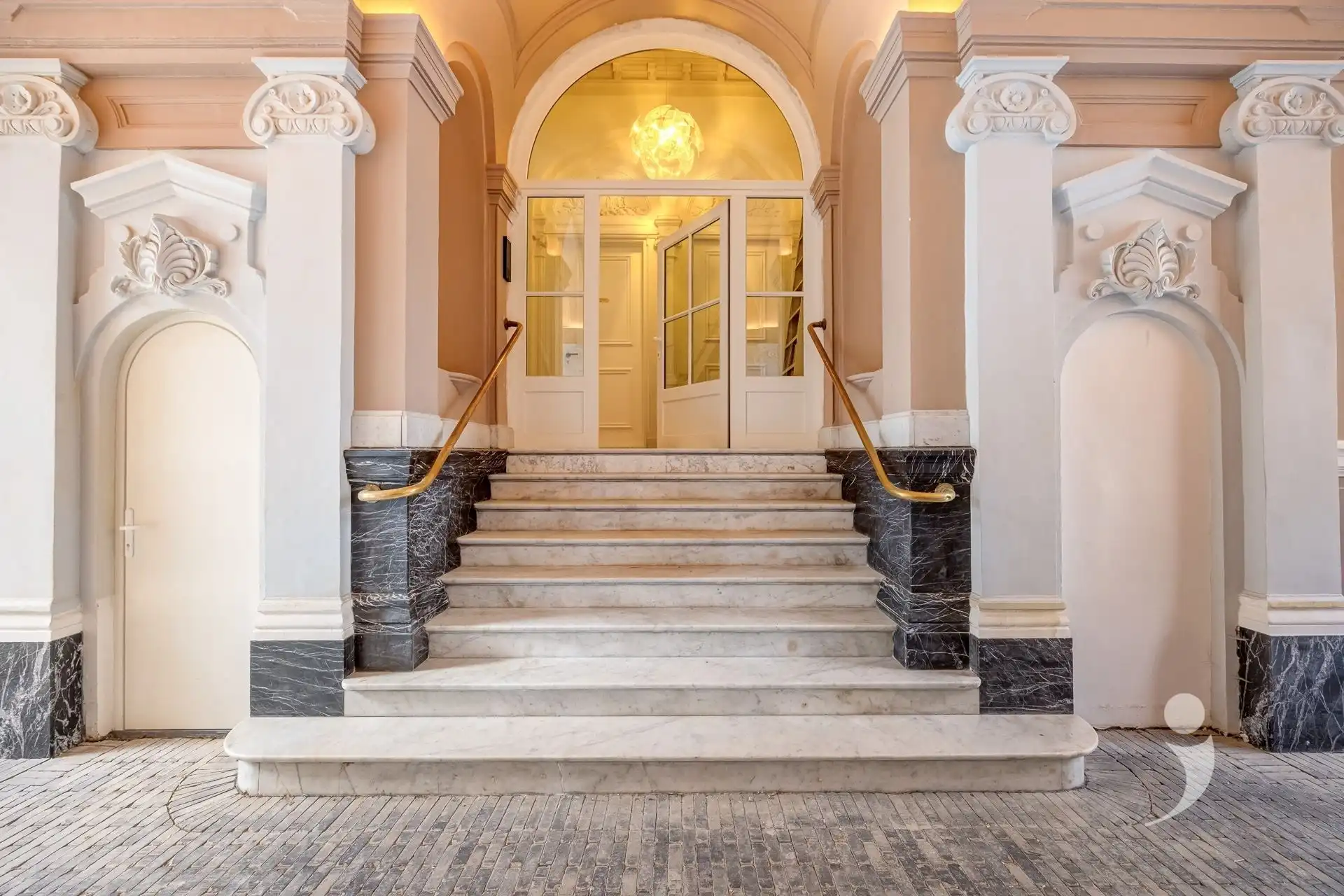 Exclusief gerenoveerd studio op toplocatie in Leuven foto 14