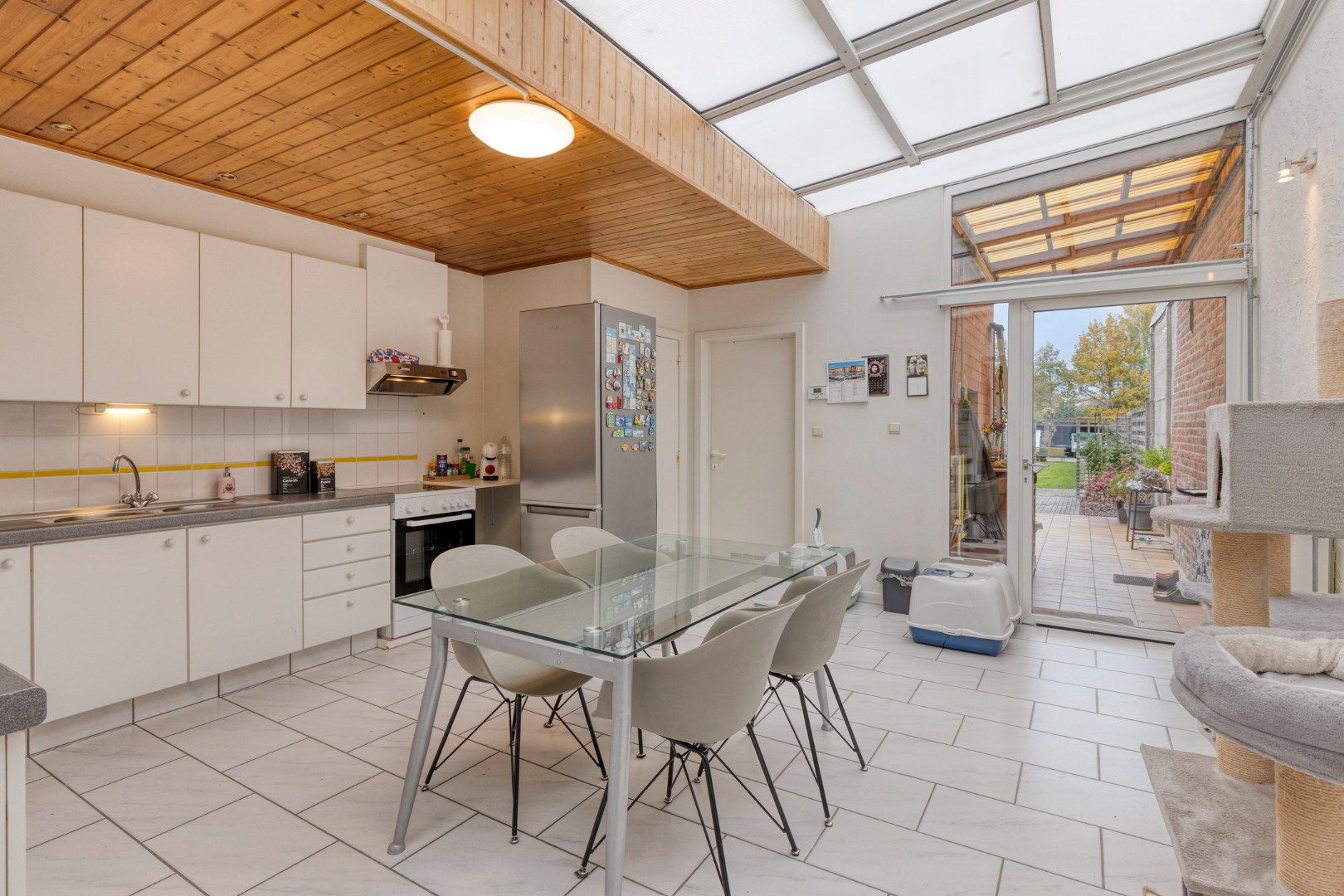 Verzorgde woning met diepe tuin, carport én uitweg! foto 7