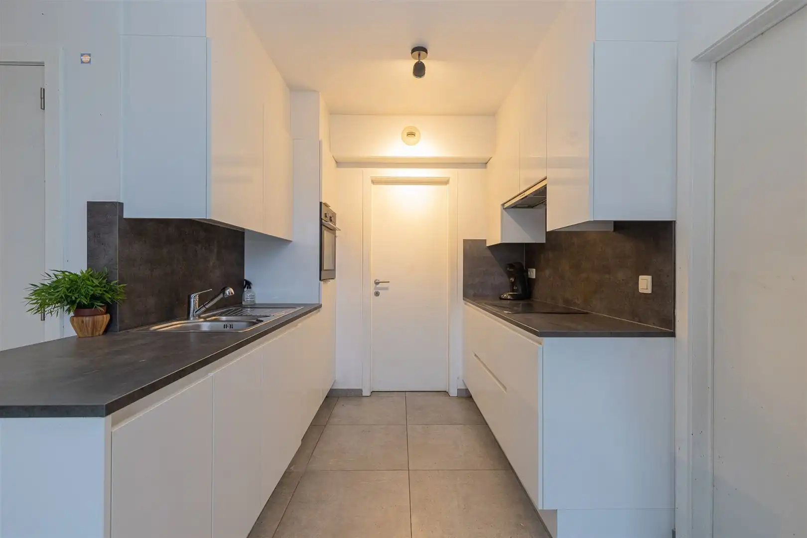 Ruim 3-slpk appartement met 2 autostaanplaatsen foto 5