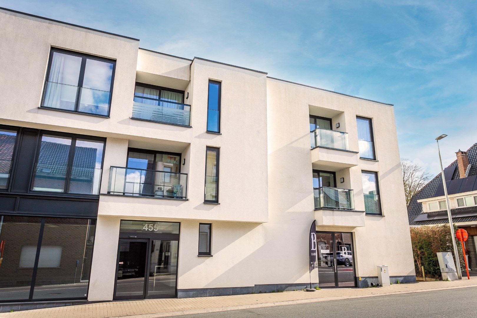 Moderne assitentiewoning met ruim terras en autostaanplaats foto 19