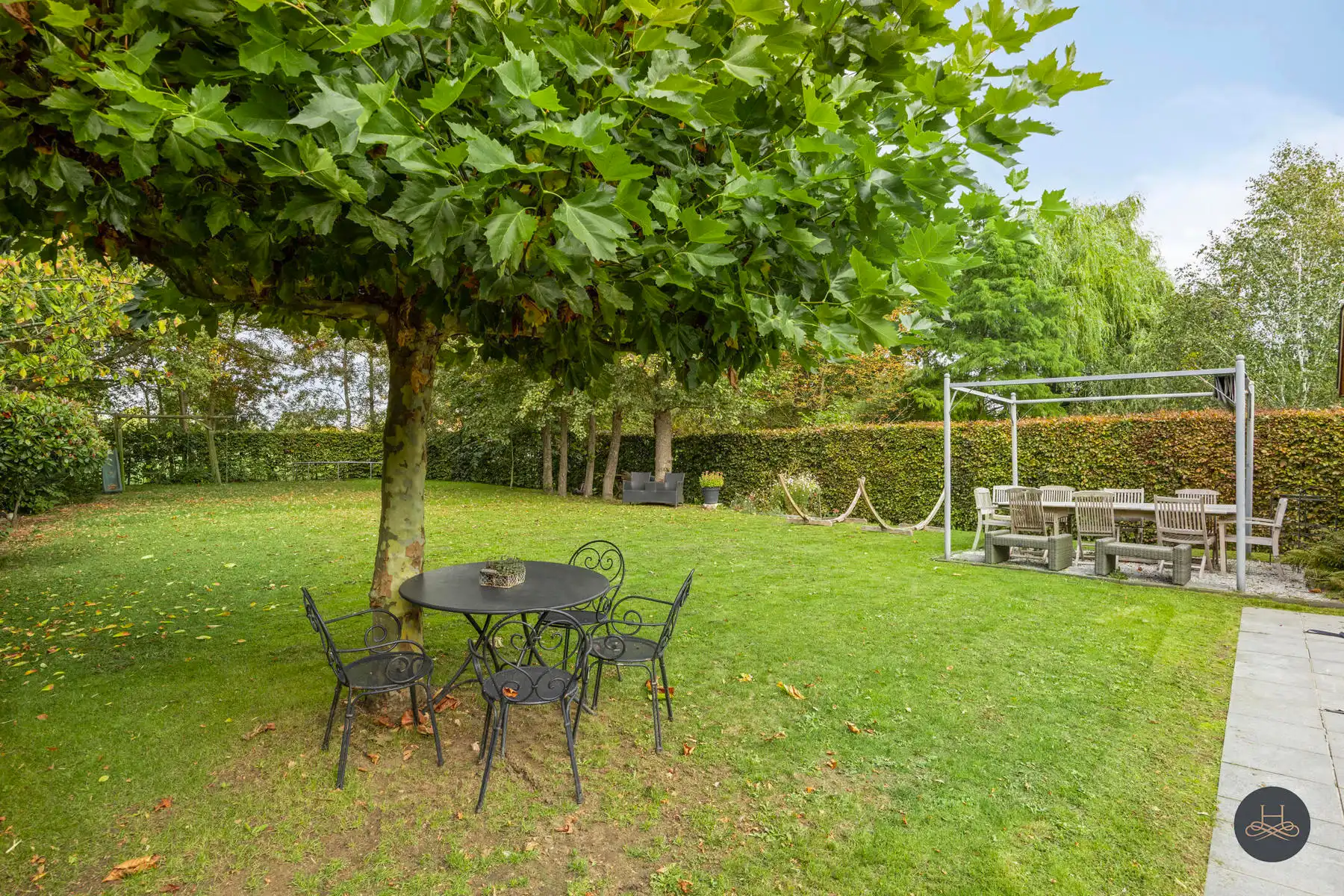 Imposante ruime villa met zwembad en een prachtige tuin foto 11