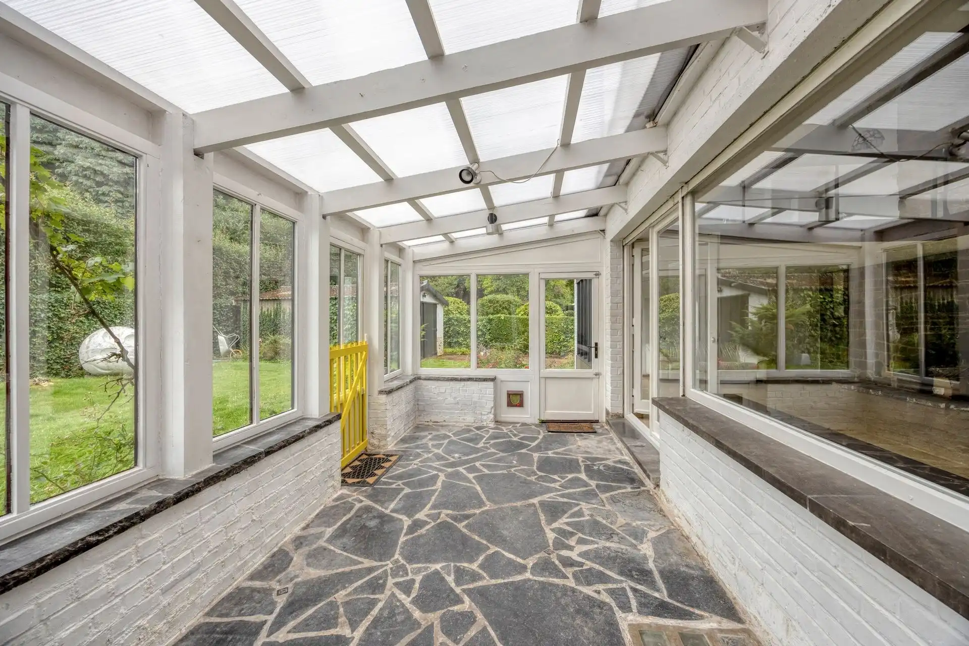 Ruime villa te moderniseren op rustige locatie foto 13