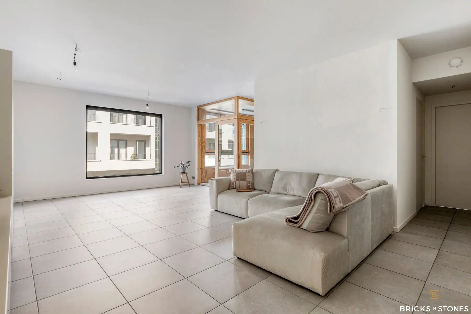 Appartement met 2 slaapkamers en parking in Cadixwijk foto 2