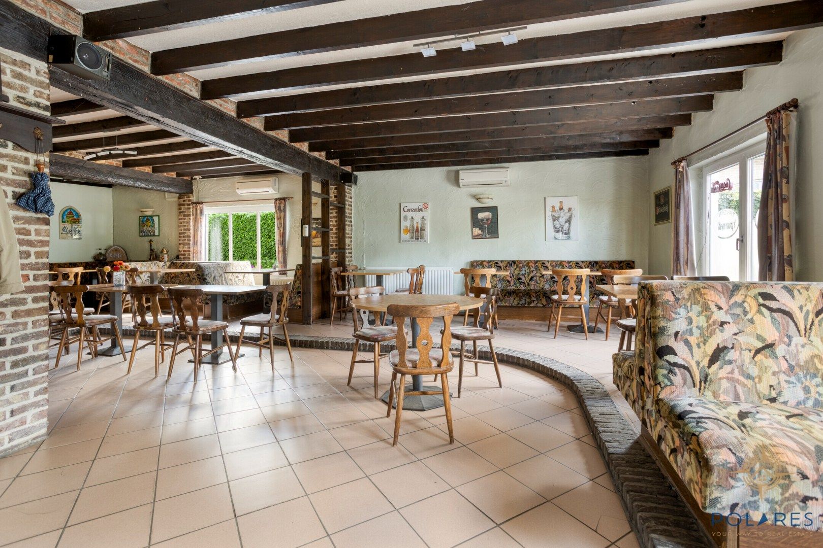 Goed gelegen taverne met woonst en grote parking foto 2