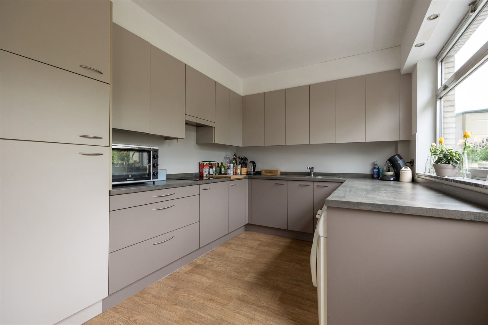 Kantoor met grote vitrine en duplex appartement foto 20