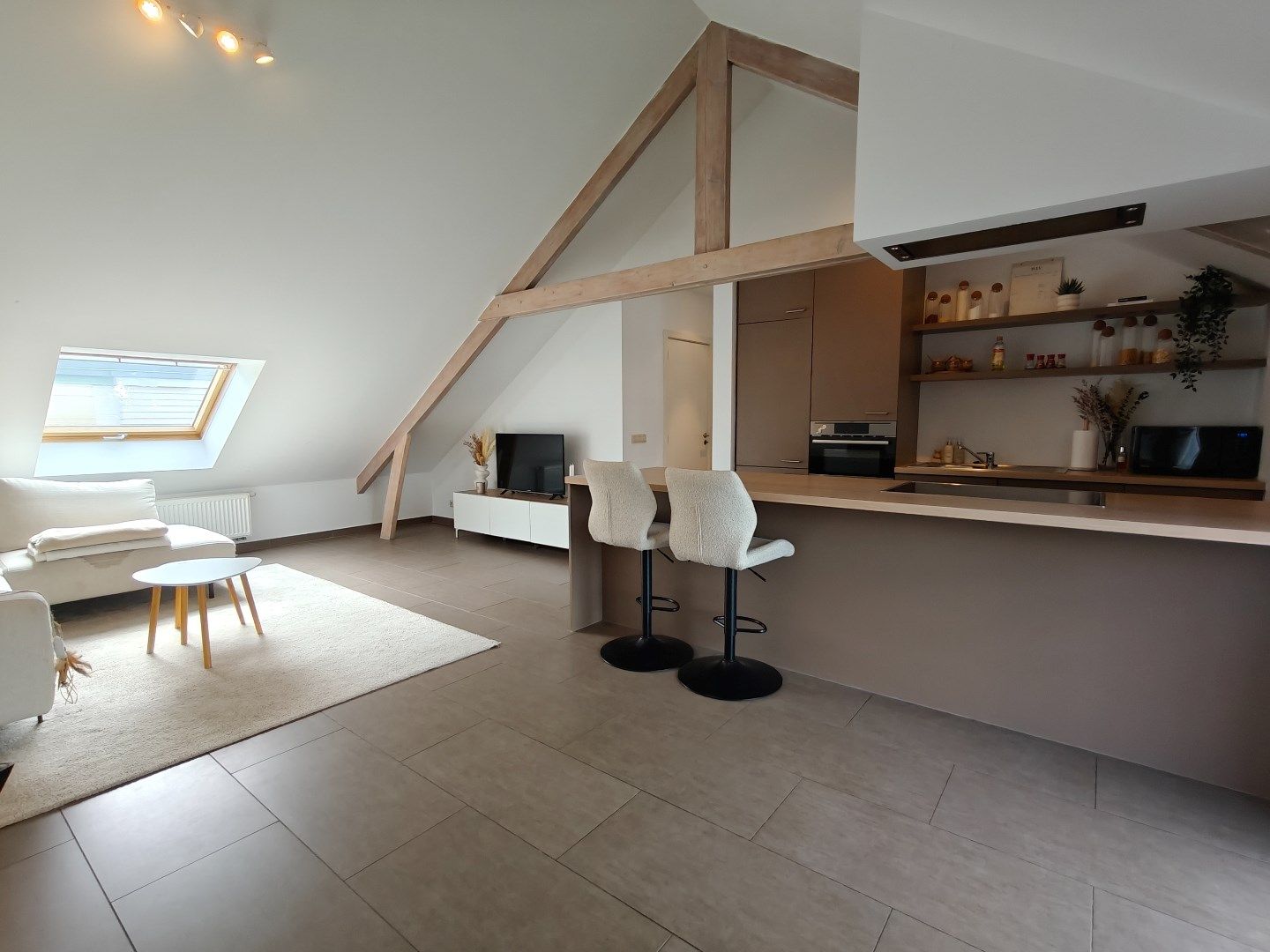 Stijlvolle en ruime loft met terras en bureauruimte  foto {{pictureIndex}}