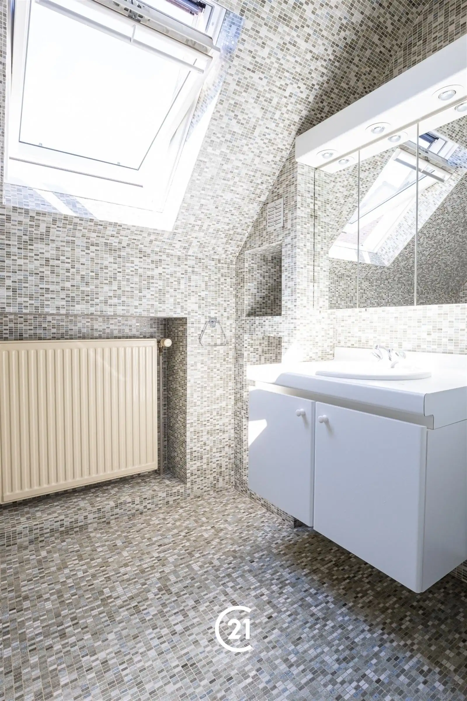 Gemeubelde en instapklare villa met tuin op toplocatie foto 22