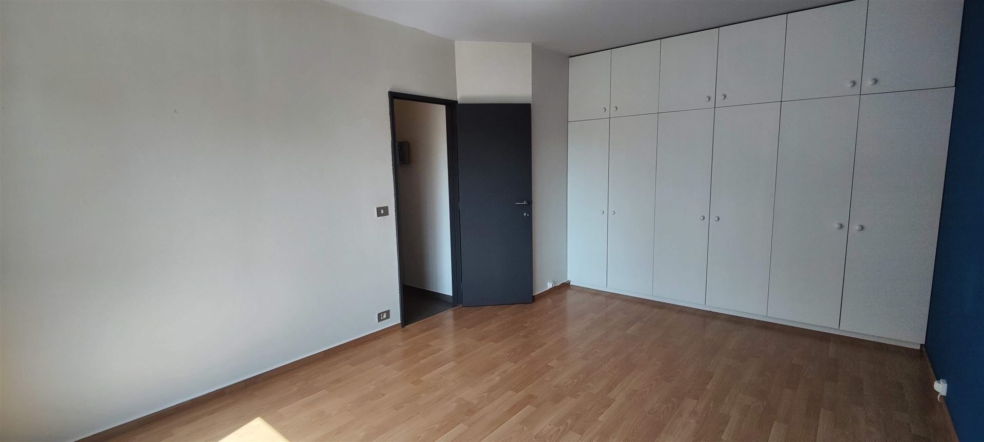 Volledig gerenoveerd 1-slaapkamerappartement in Wilrijk foto 9