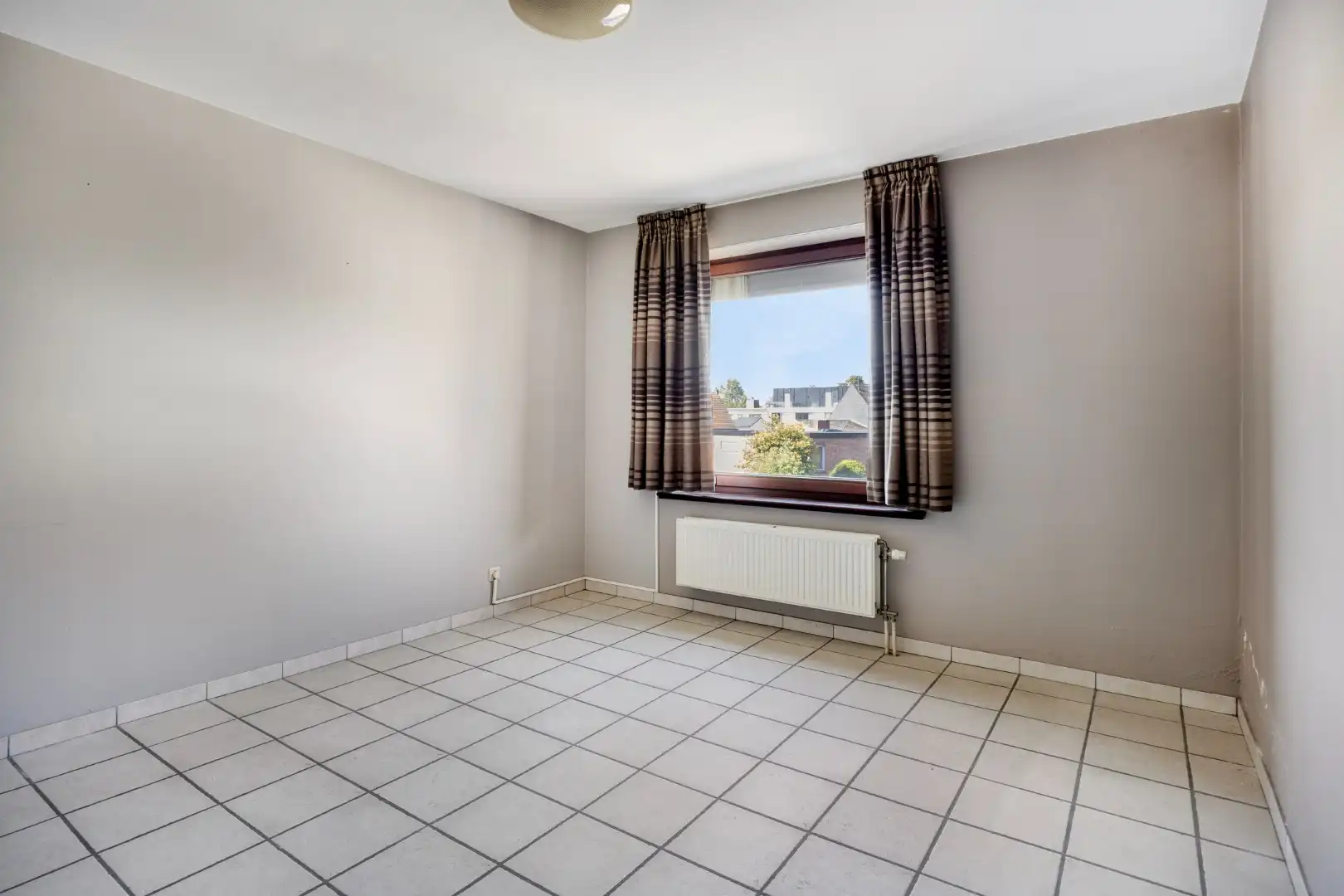 Appartement met 2 SLPKS en garage op gunstige locatie in het centrum. foto 10