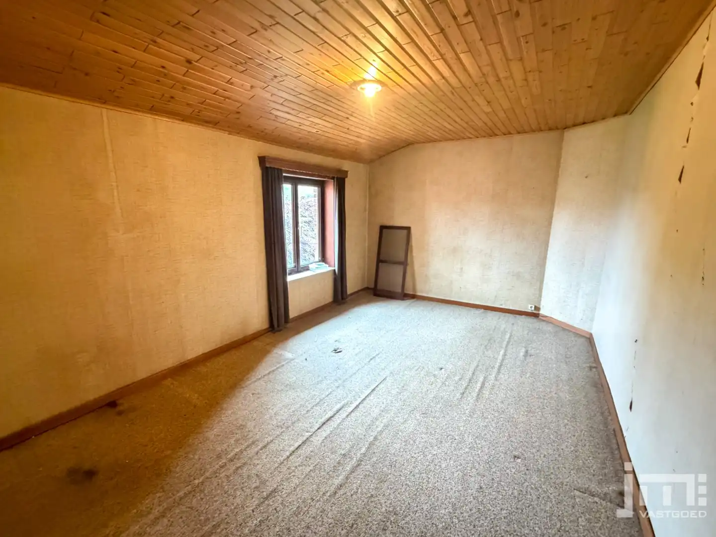Woning met grote stallen foto 8